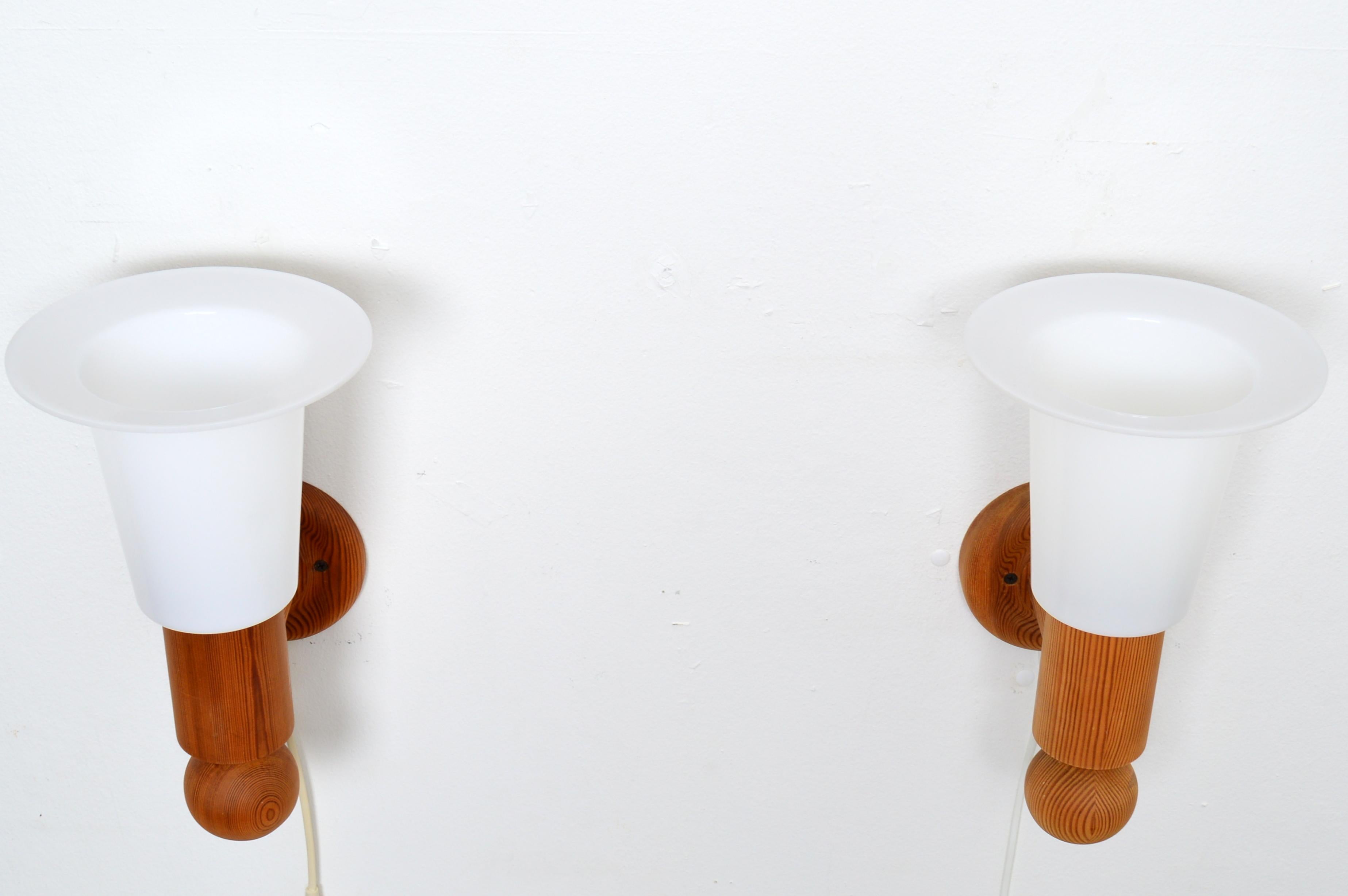 Milieu du XXe siècle Uno Kristiansson Luxus Sweden Appliques / Sconces Pin massif Suède, 1960s en vente