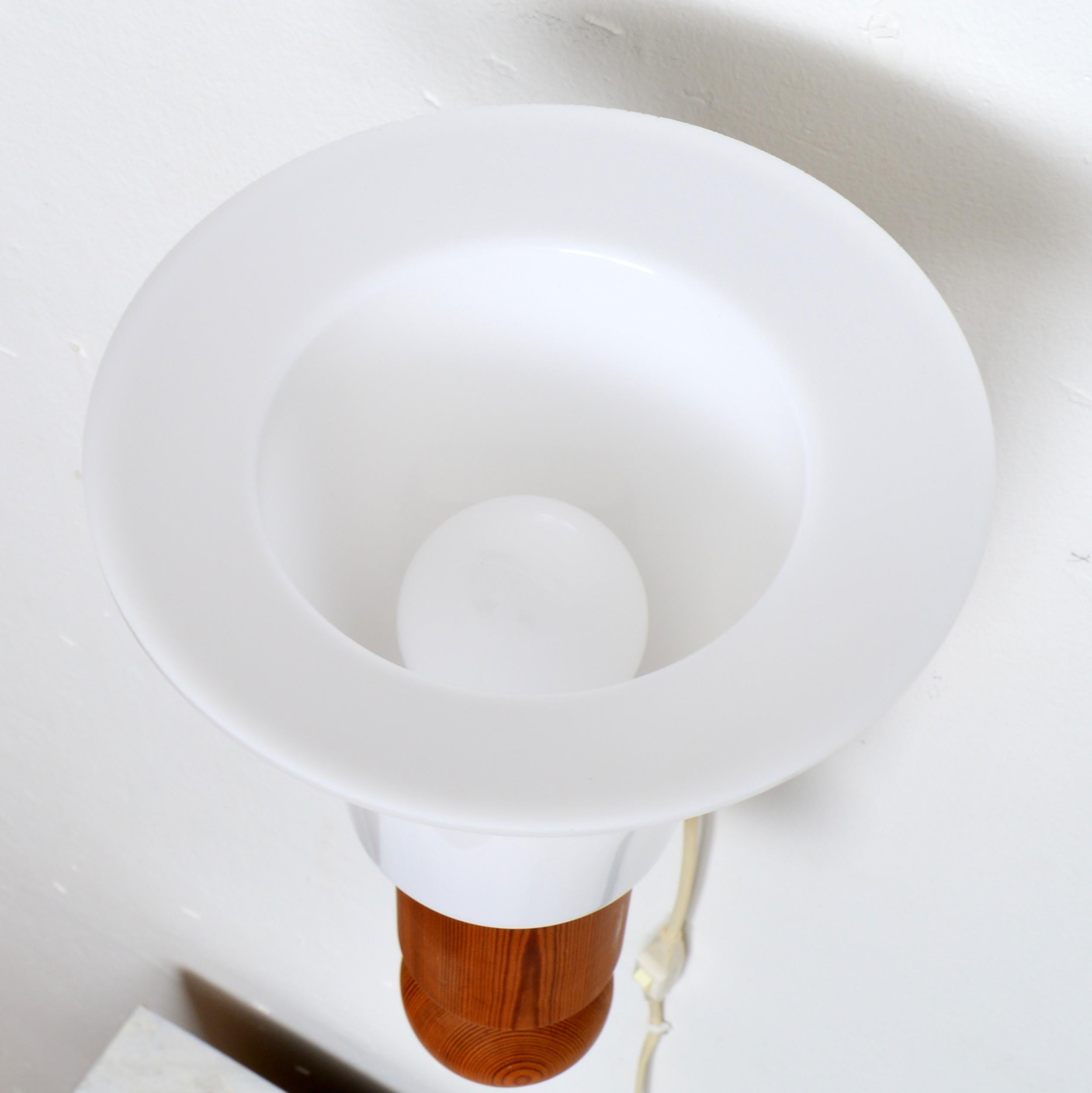 Plastique Uno Kristiansson Luxus Sweden Appliques / Sconces Pin massif Suède, 1960s en vente