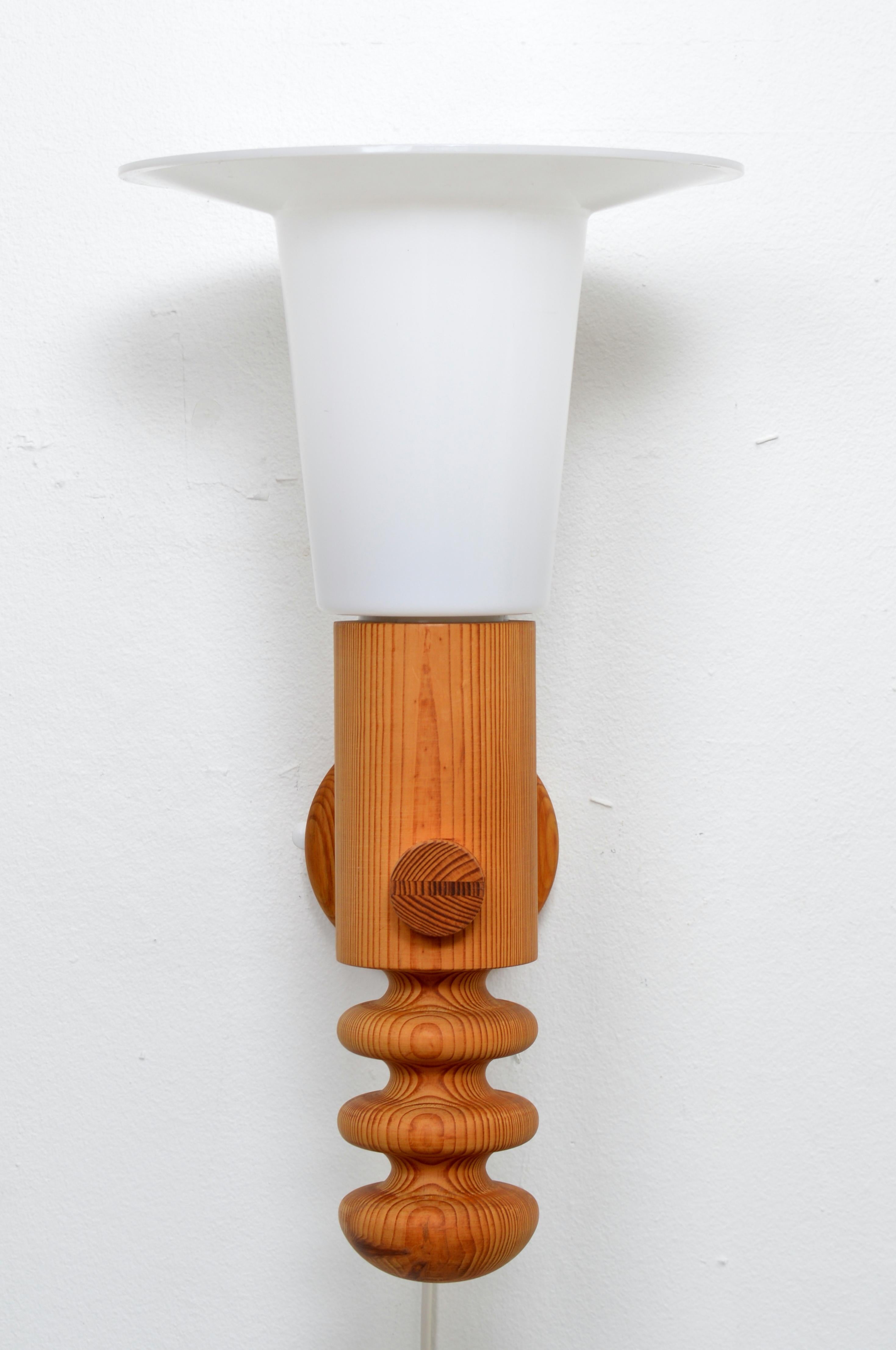 Swedish Uno Kristiansson Luxus Wall Light / Sconce Solid Pine Sweden, 1960s For Sale