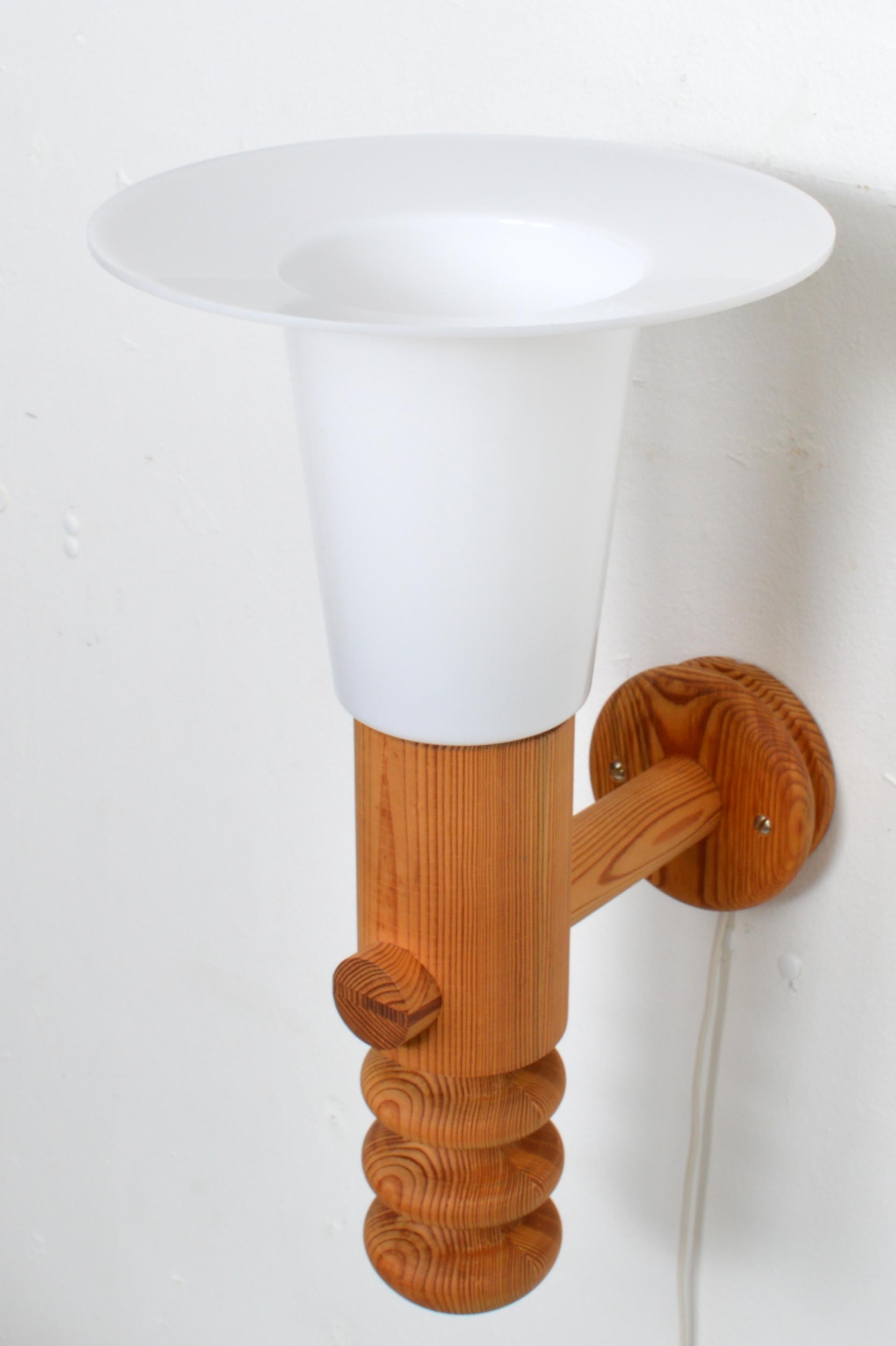 Uno Kristiansson Luxus Wall Light / Sconce Solid Pine Sweden, 1960s In Good Condition For Sale In Stockholm, SE