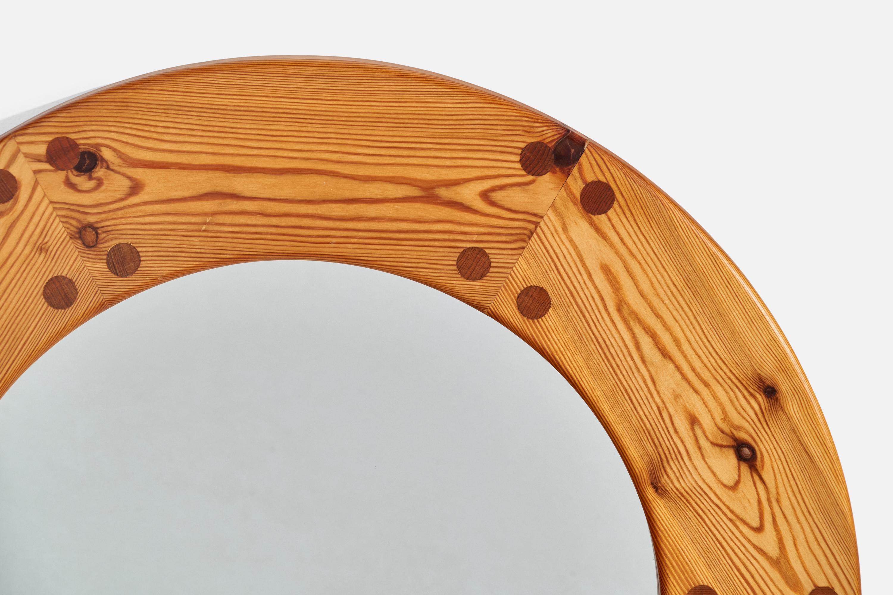 Uno Kristiansson, Round Wall Mirror, Solid Pine, Luxus, Sweden, 1960s In Good Condition For Sale In High Point, NC