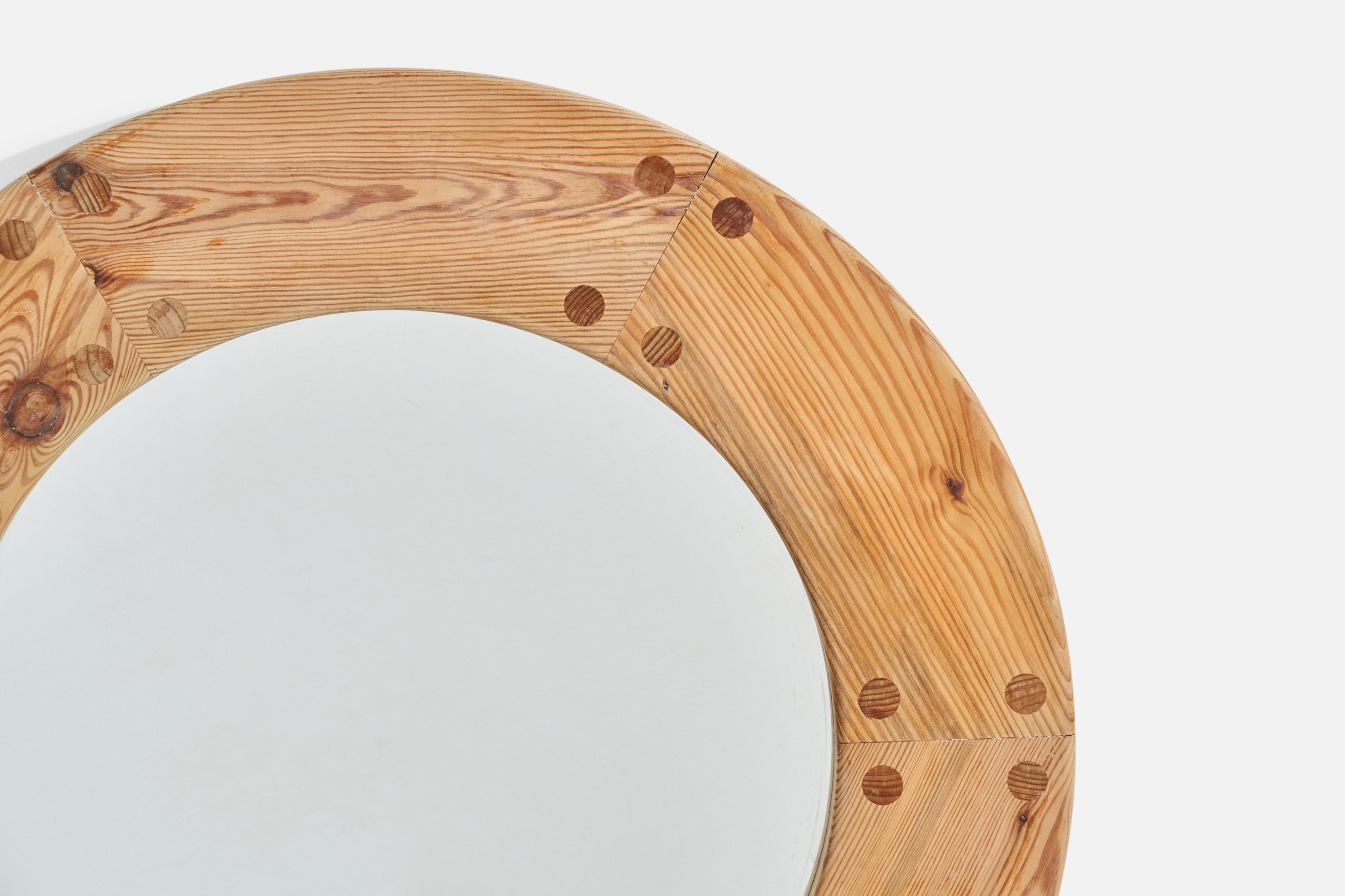 Uno Kristiansson, miroir mural rond en pin massif, Luxus, Suède, années 1960 Bon état - En vente à High Point, NC