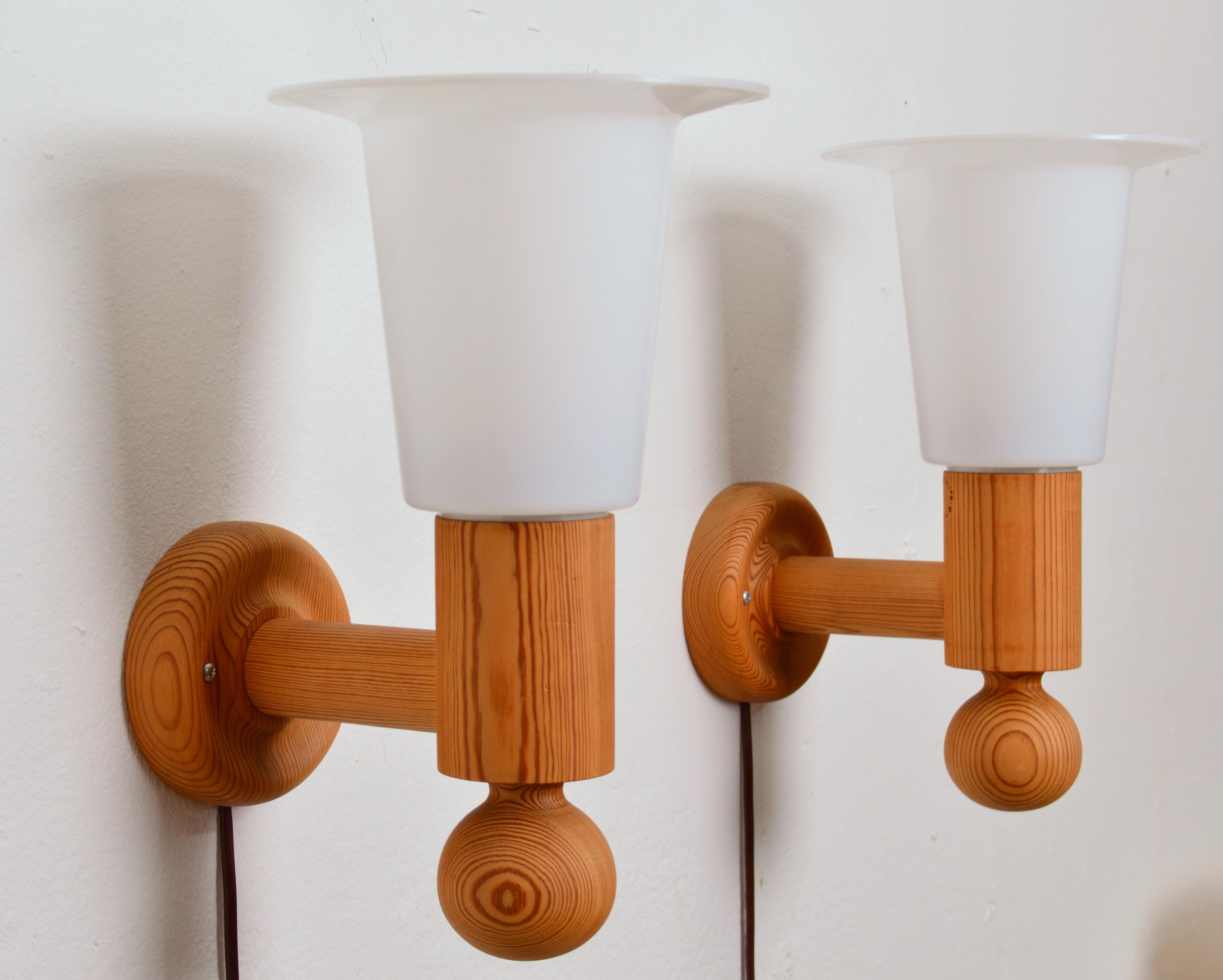 Uno Kristiansson, Sconces / Wall Lights, Solid Pine, Luxus Sweden, 1960s In Good Condition In Stockholm, SE