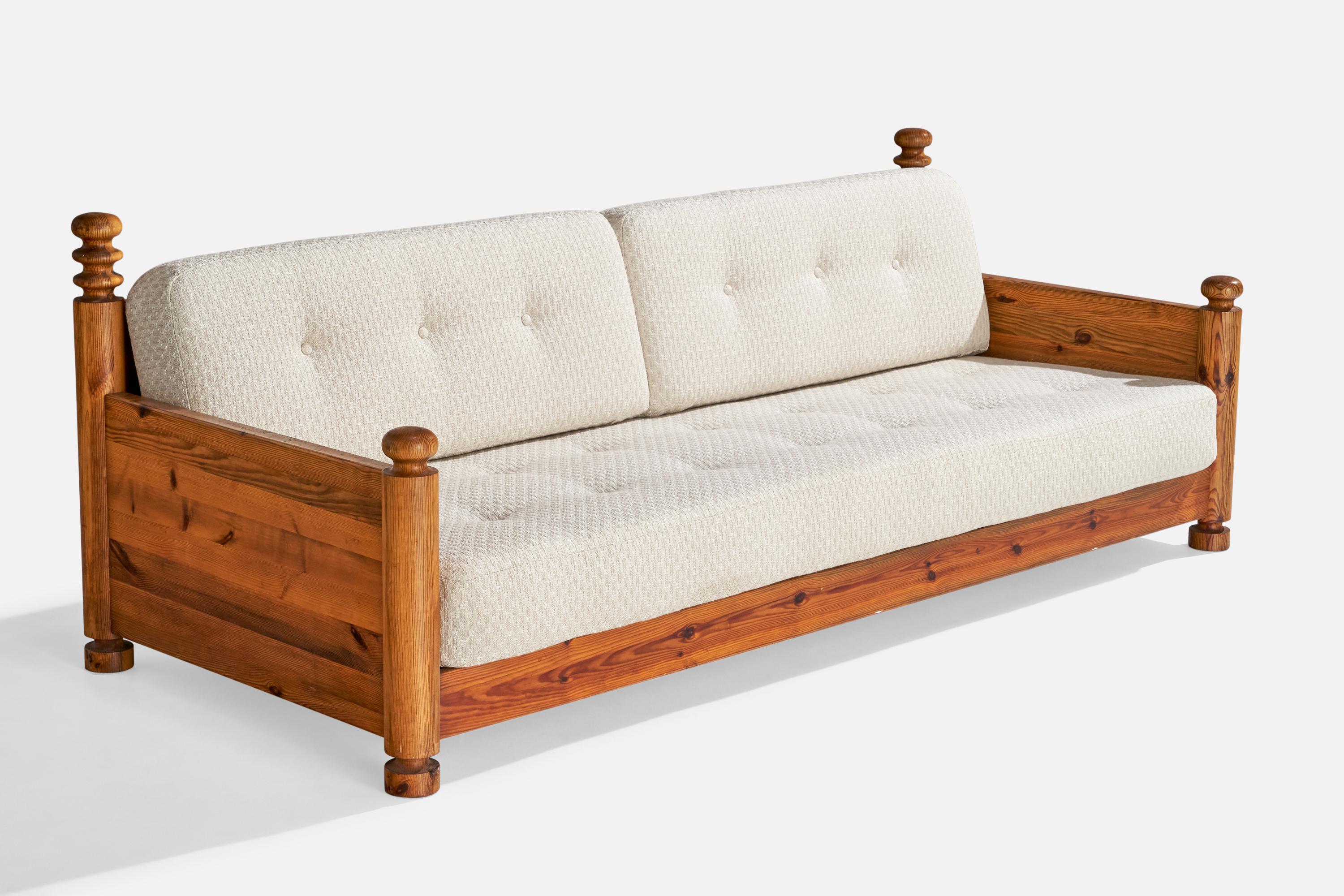 Canapé en pin massif et tissu blanc cassé conçu par Design/One et Östen Kristiansson et produit par Luxus, Vittsjö, Suède, années 1970.

Dimensions : 31.75