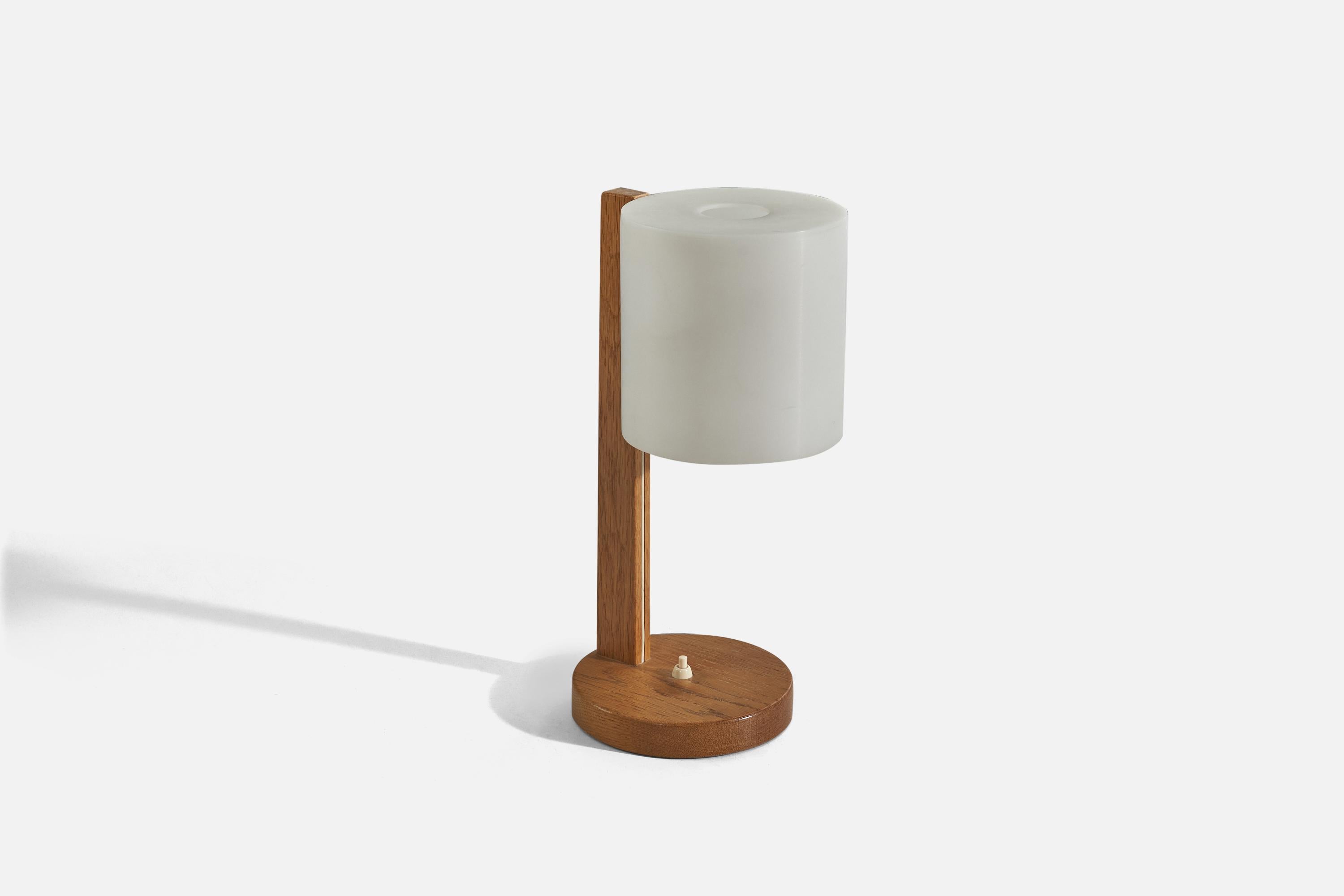 Lámpara de mesa de roble y acrílico diseñada y fabricada por Uno Kristiansson, Suecia, años sesenta.

Se vende con pantalla. 
Las dimensiones indicadas se refieren a la lámpara con pantalla.