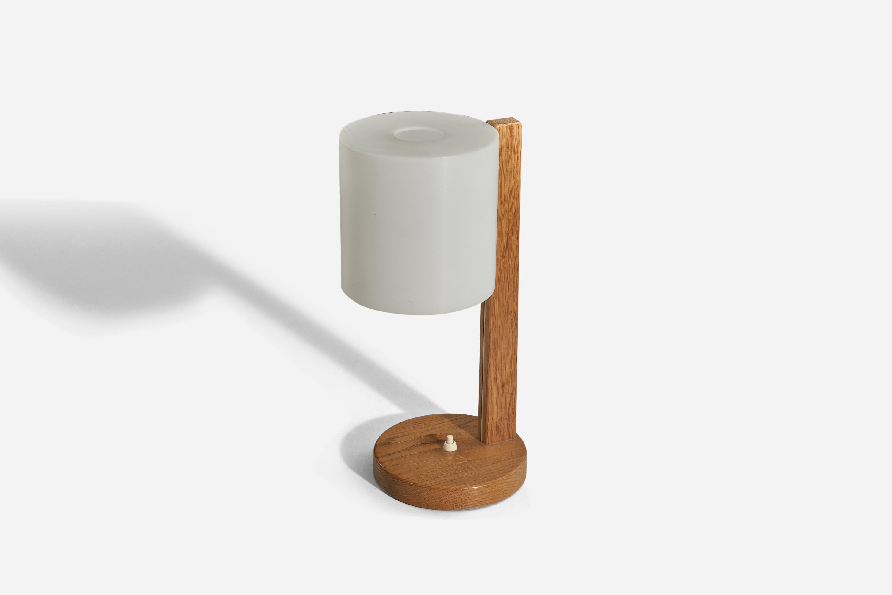 Uno Kristiansson, Lámpara de mesa, Roble, Acrílico, Suecia, Años 60 Moderno de mediados de siglo en venta