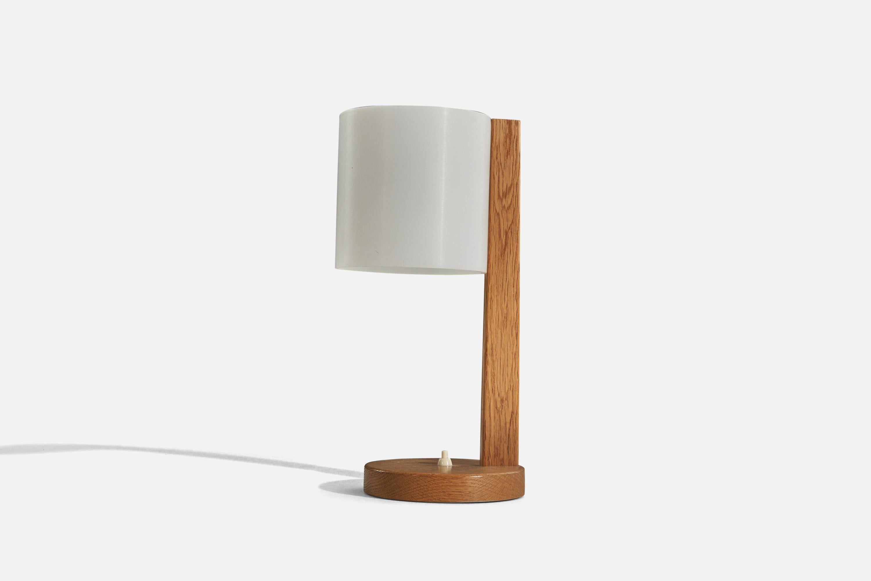 Uno Kristiansson, Table Lamp, Oak, Acrylic, Sweden, 1960s In Good Condition For Sale In High Point, NC