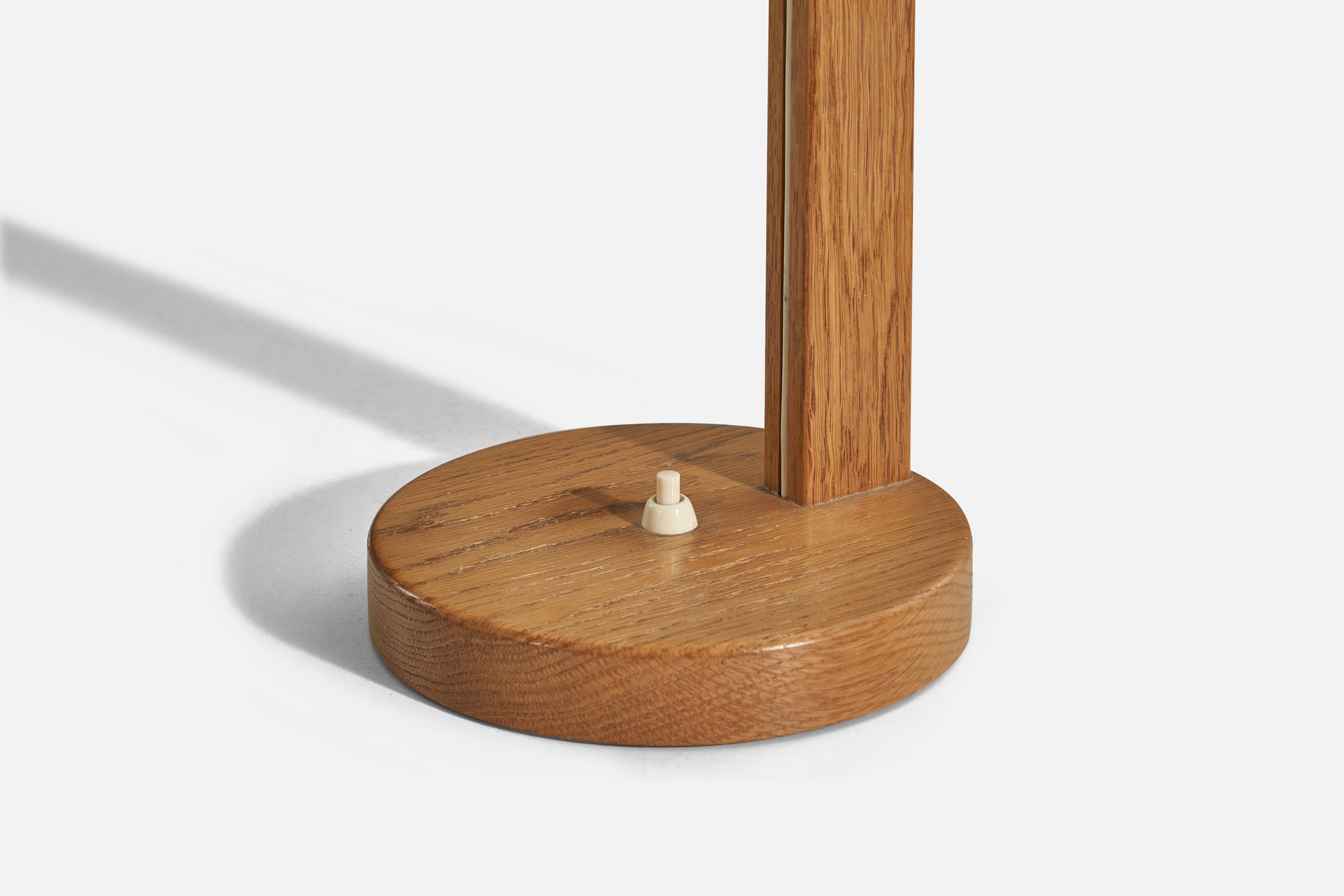Uno Kristiansson, Lámpara de mesa, Roble, Acrílico, Suecia, Años 60 mediados del siglo XX en venta