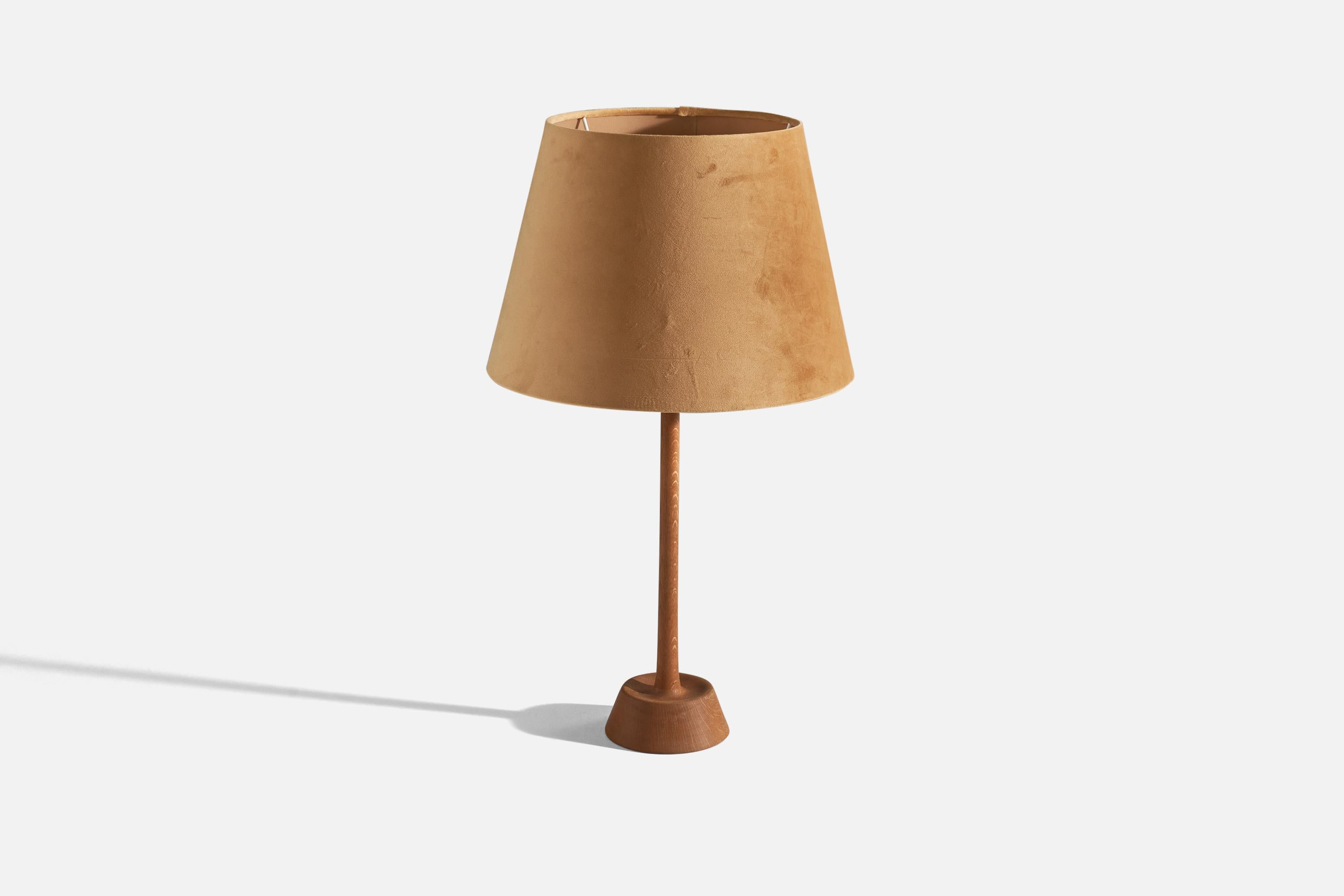 Uno Kristiansson, Table Lamp, Oak, Fabric, Sweden, 1970s In Good Condition For Sale In High Point, NC