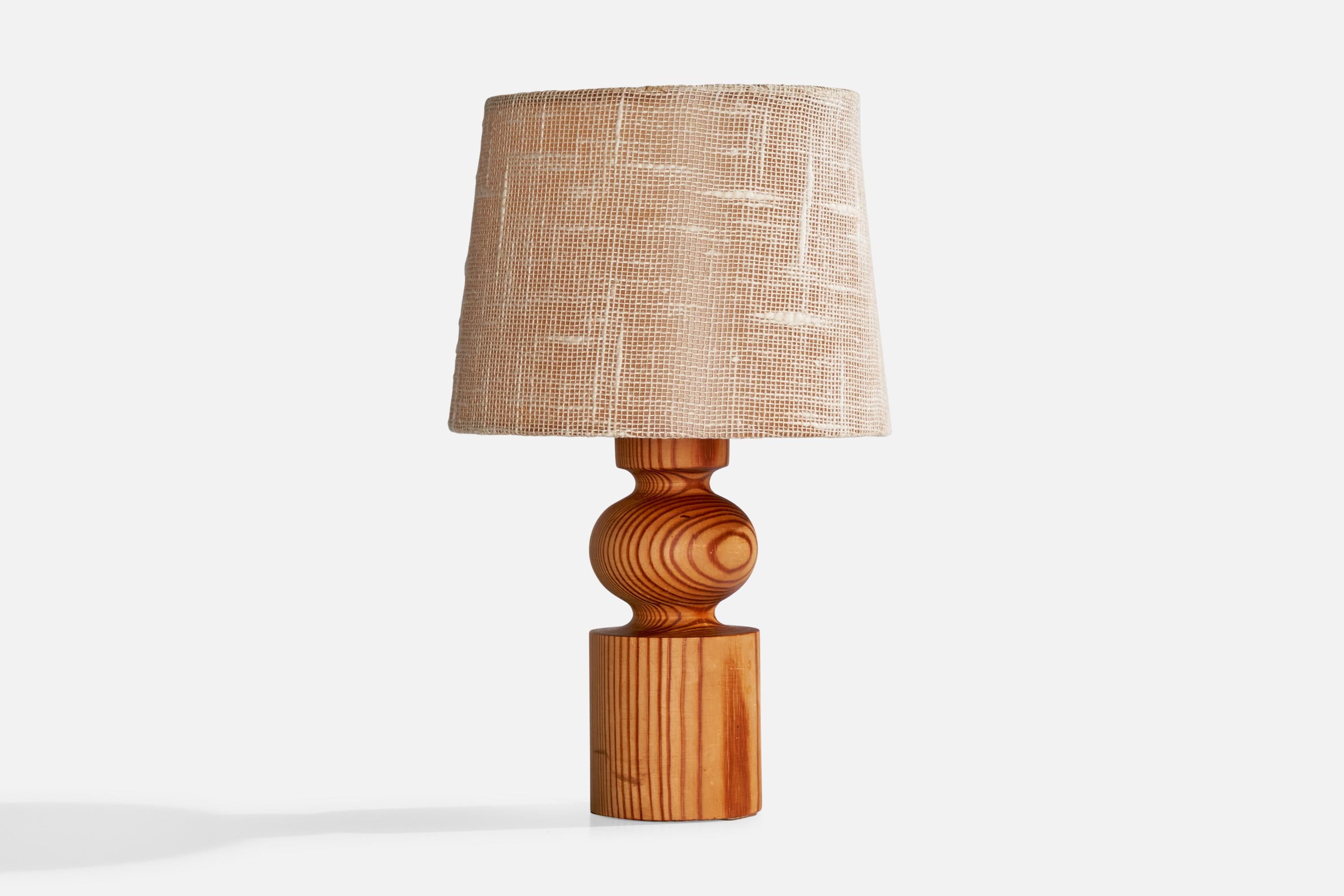 Lampe de table en pin, acrylique et tissu tissé, conçue par Design/One et Östen Kristiansson et produite par Luxus, Suède, c.C. 1960.

Dimensions de la lampe avec abat-jour (pouces) : 14.75