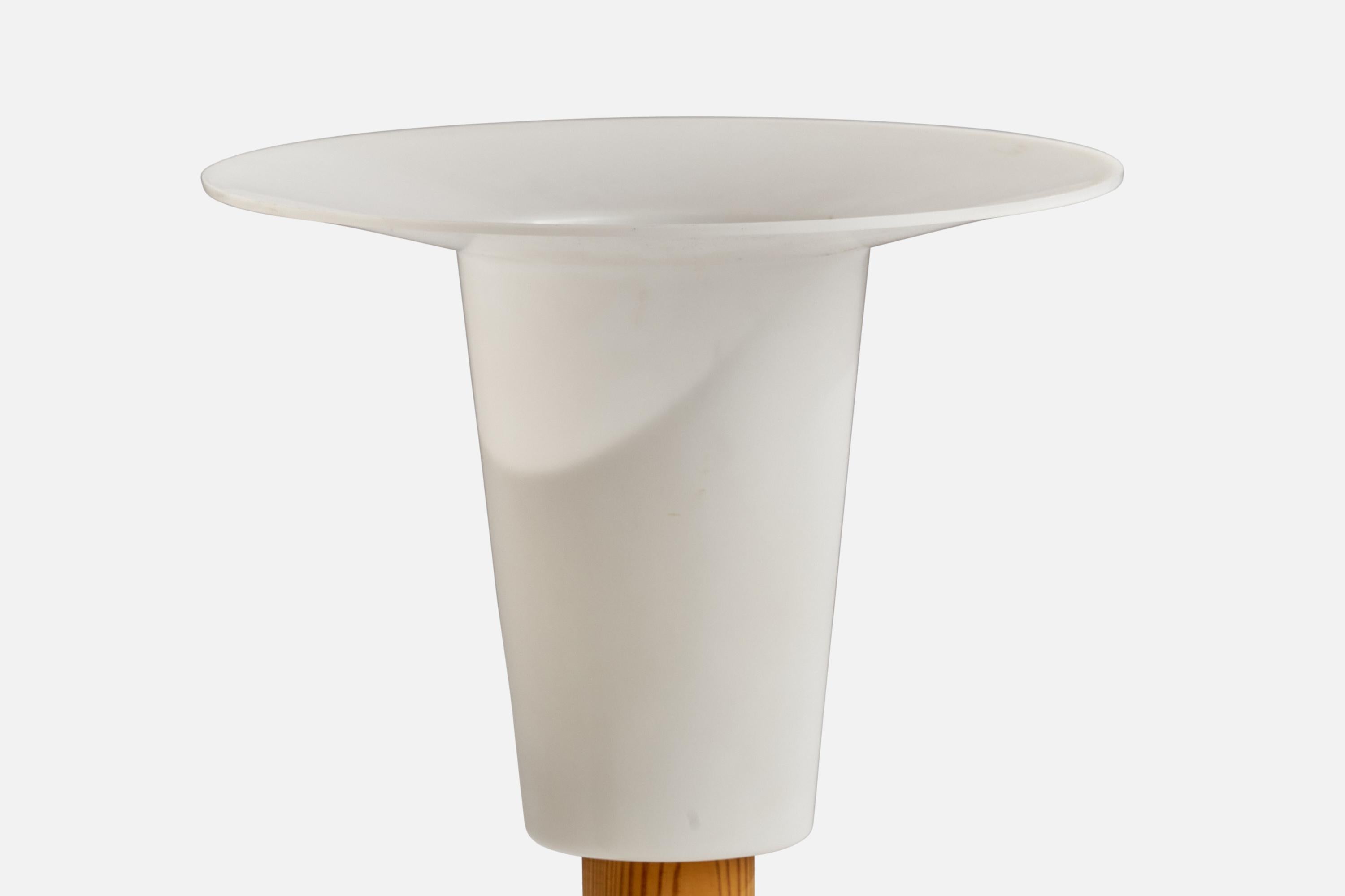Uno Kristiansson, Table Lamp, Pine, Acrylic, Sweden, 1970s In Good Condition For Sale In High Point, NC