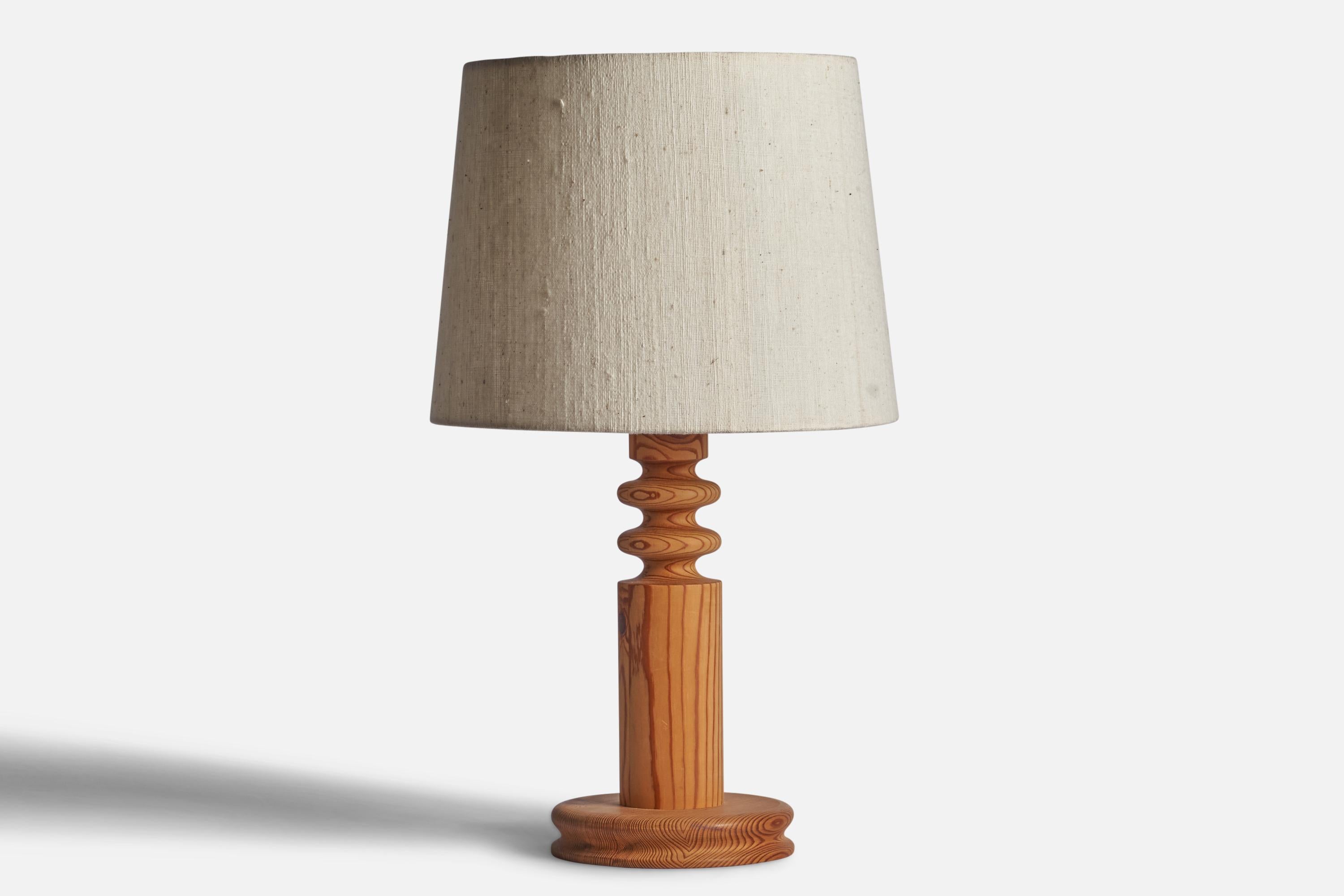 A pine, hand-woven off-white fabric and acrylic table lamp designed by Uno Kristiansson and produced by Luxus Vittsjö, Sweden, c. 1970s.

Overall Dimensions (inches): 25.5” H x 15” Diameter
Bulb Specifications: E-26 Bulb
Number of Sockets: 1
All