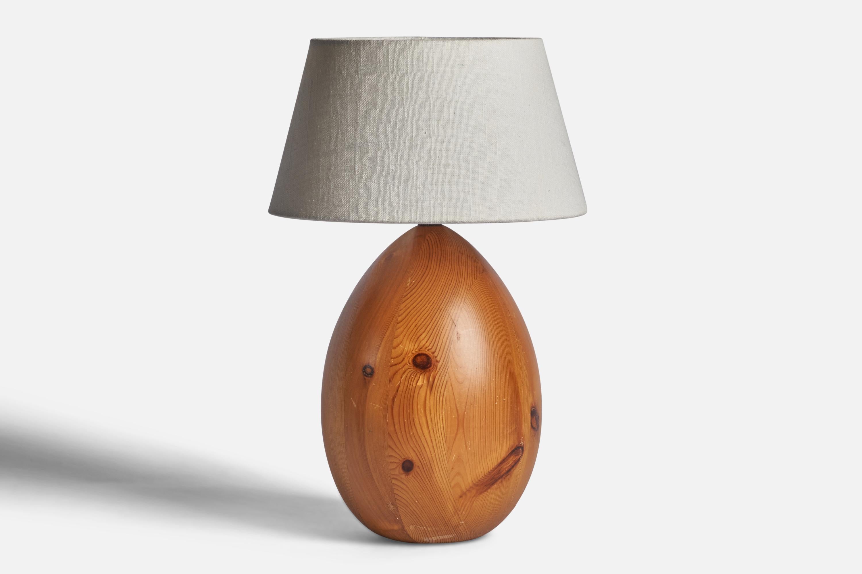 A pine table lamp designed by Uno Kristiansson and produced by Luxus Vittsjö, Sweden, 1970s.

Dimensions of Lamp (inches): 12