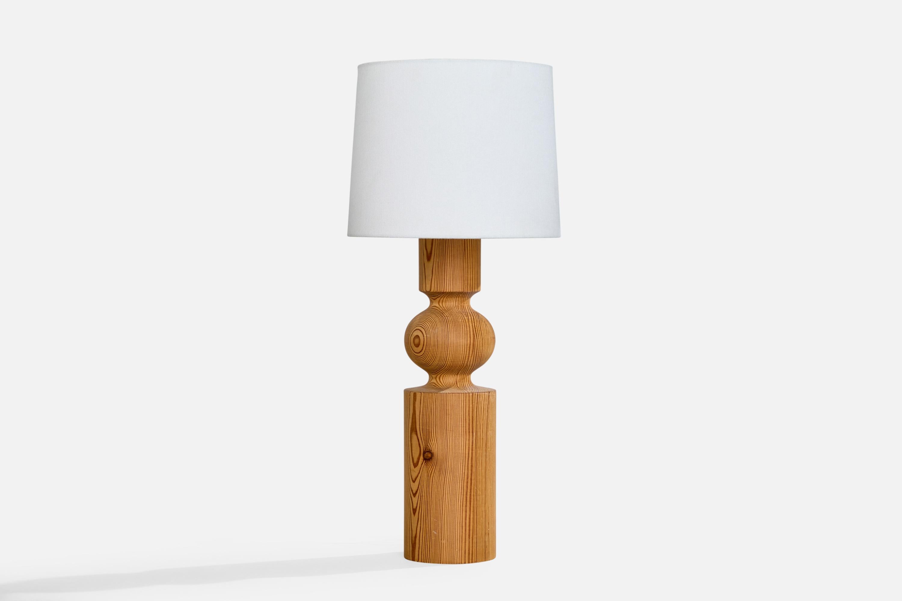 Lampe de table en pin conçue par Design/One Kristiansson et Östen Kristiansson et produite par Luxus, Suède, c.C. années 1970.

Dimensions de la lampe : 17.375