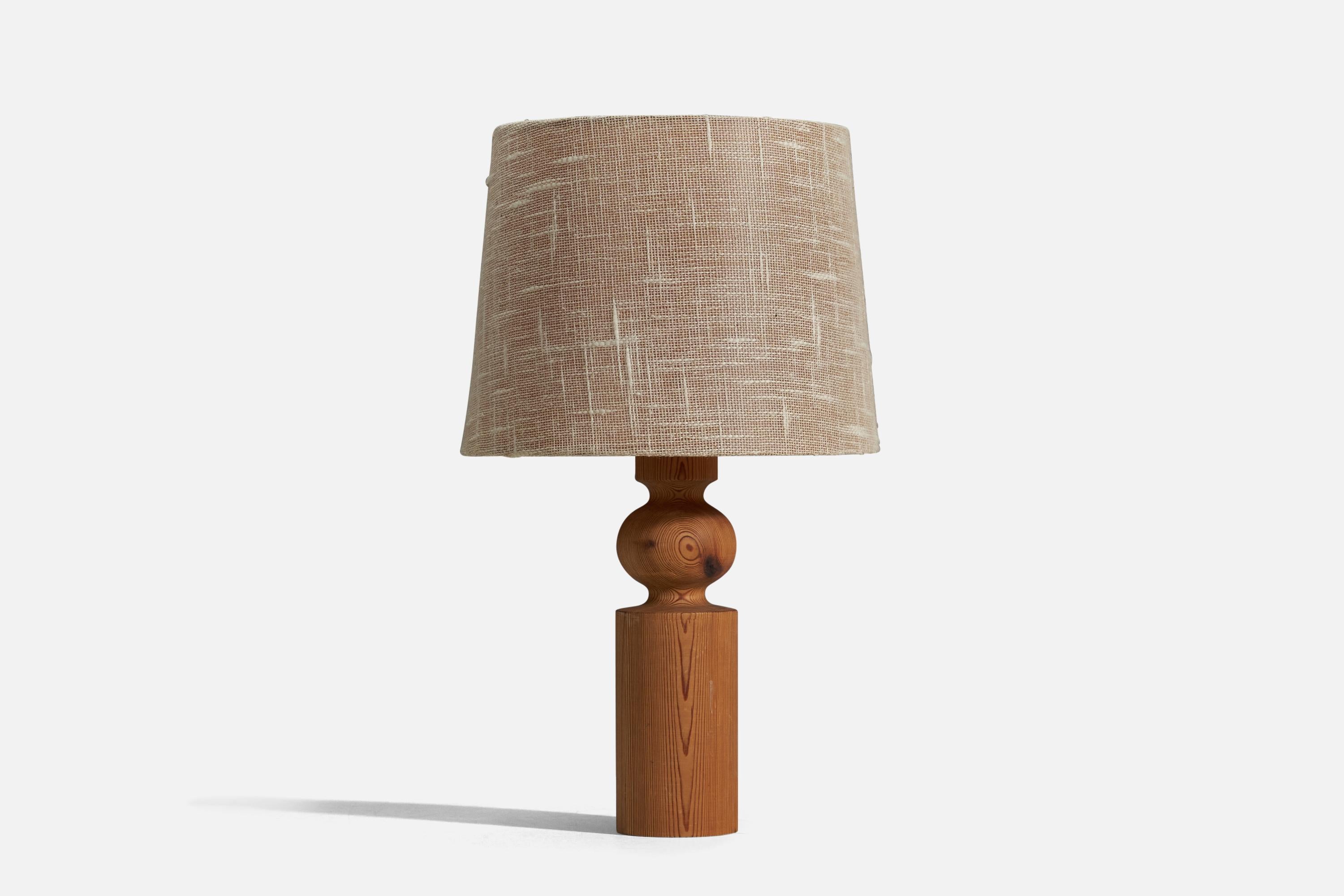 A solid pine and beige fabric table lamp designed by Uno Kristiansson and produced by Luxus, Sweden, 1960s.

Sold with original Lampshade mounted on original acrylic diffuser. Dimensions stated are of Table Lamp with Lampshade. 

Socket takes