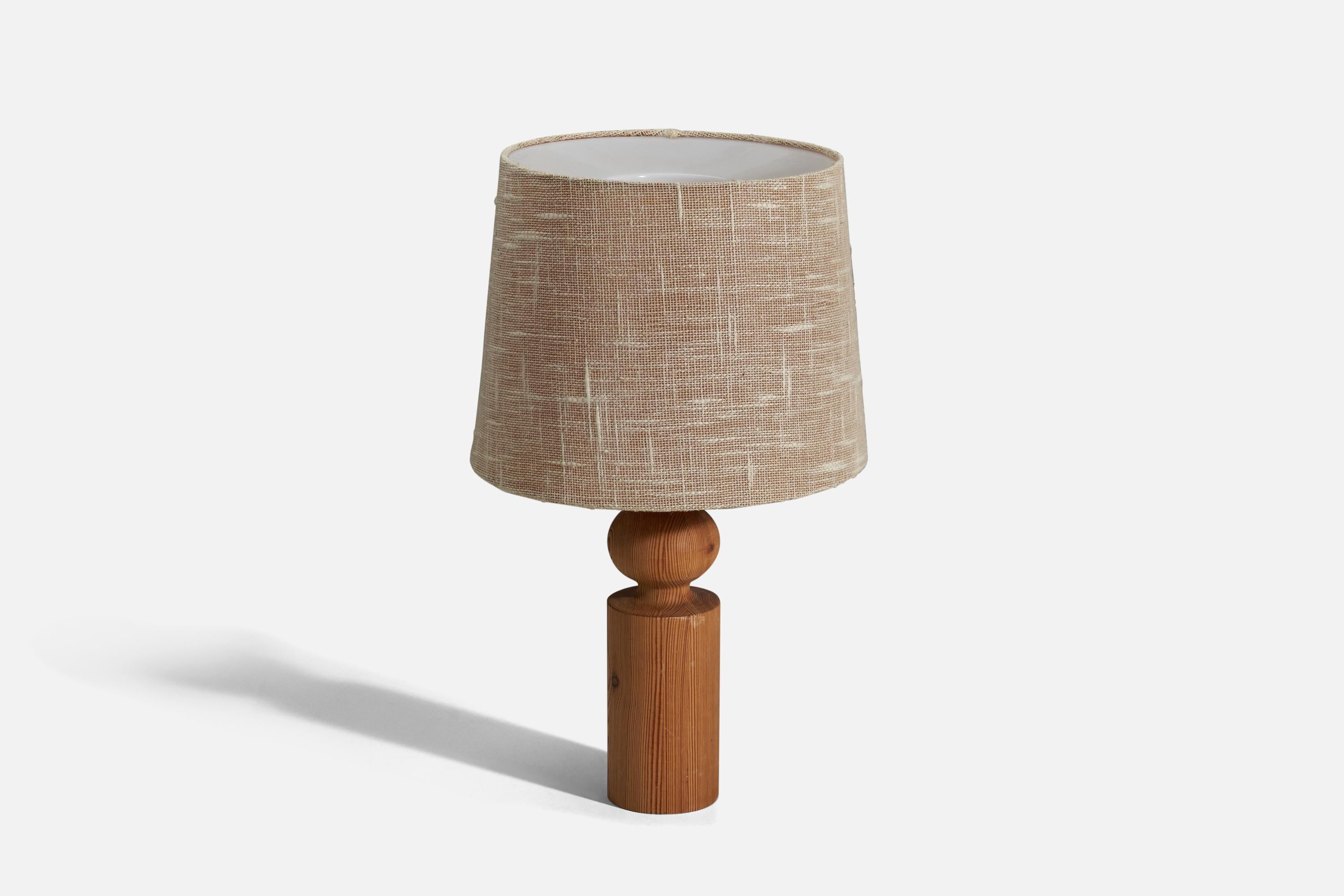 Scandinavian Modern Uno Kristiansson, Table Lamp, Solid Pine, Beige Fabric, Luxus, Sweden, 1960s For Sale