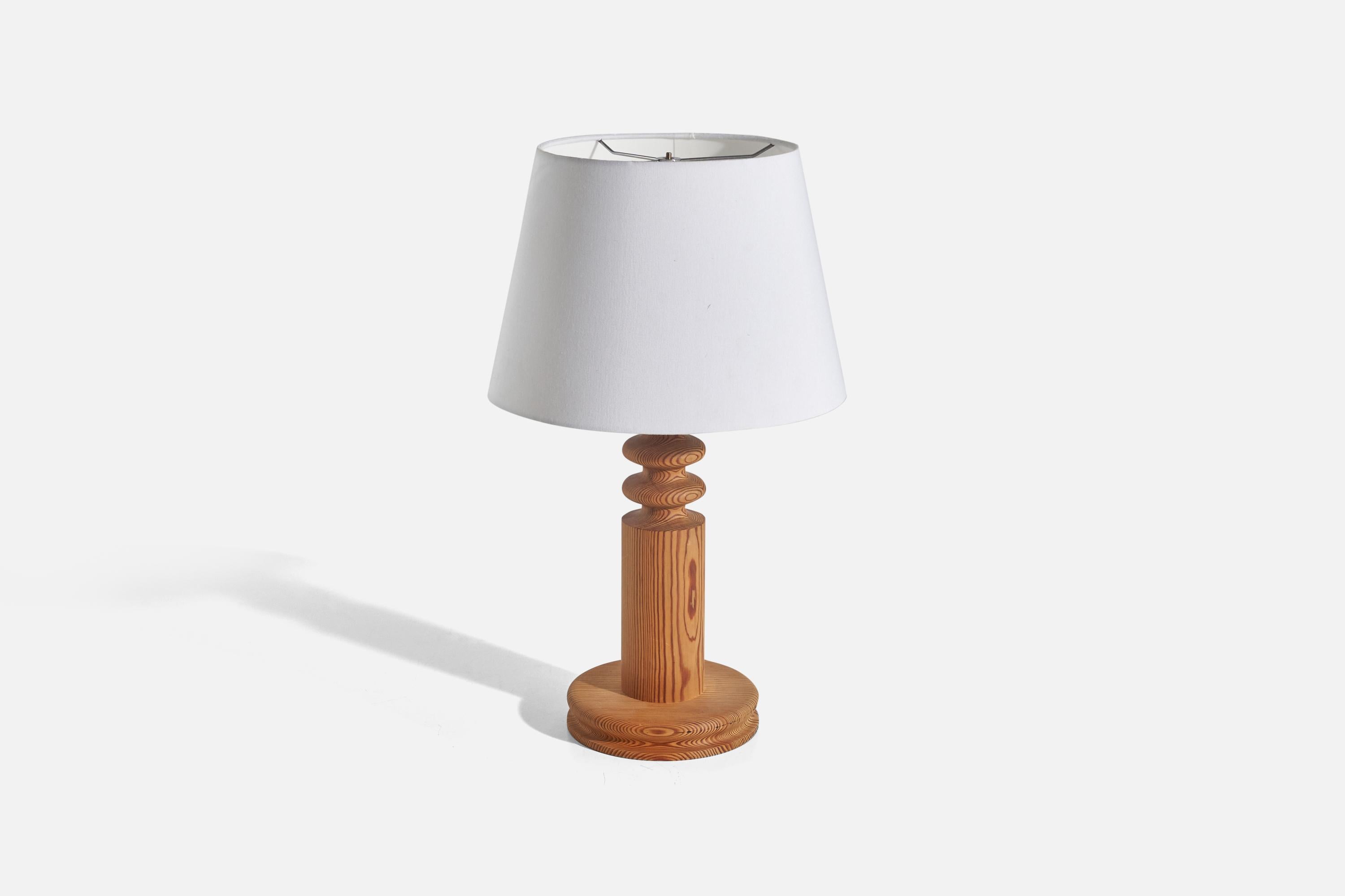 A solid pine table lamp designed by Uno Kristiansson and produced by Luxus, Sweden, 1960s.

Sold without lampshade(s)
Dimensions of lamp (inches) : 17.25 x 7.81 x 7.81 (height x width x depth)
Dimensions of shade (inches) : 10 x 14 x 9.87 (top