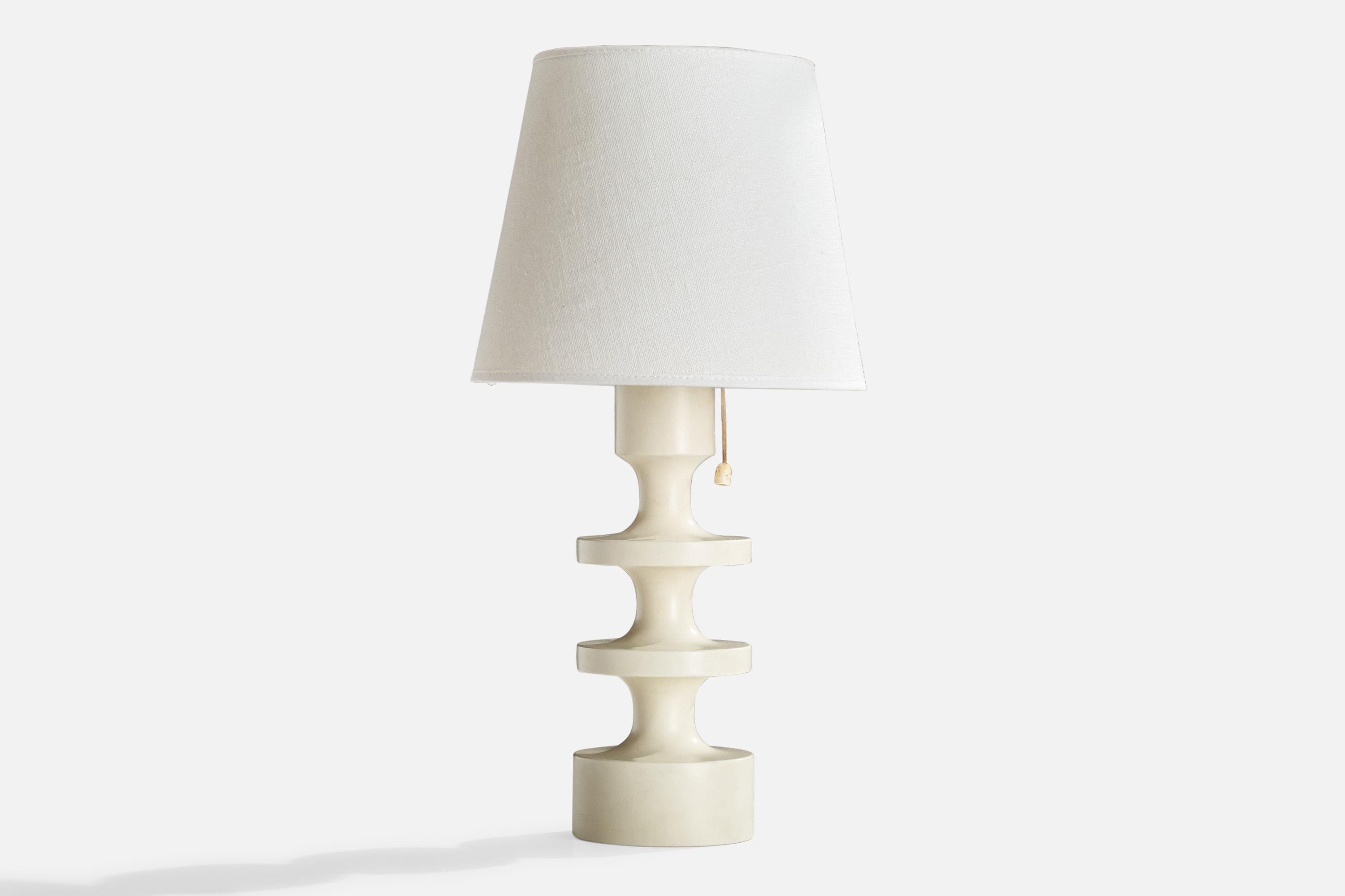 Lámpara de mesa de madera pintada de blanco, diseñada por Uno y Östen Kristiansson y producida por Luxus, Suecia, c. 1970.

Dimensiones de la lámpara (pulgadas): 11,125
