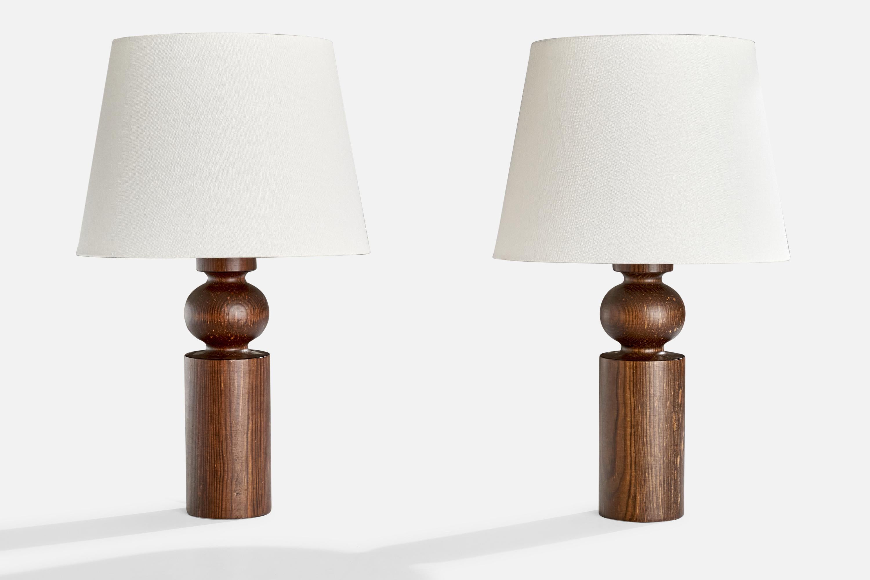 Lampe de table en pin conçue par Design/One et Östen Kristiansson et produite par Luxus, Suède, années 1970.

Dimensions de la lampe (pouces) : 13.25