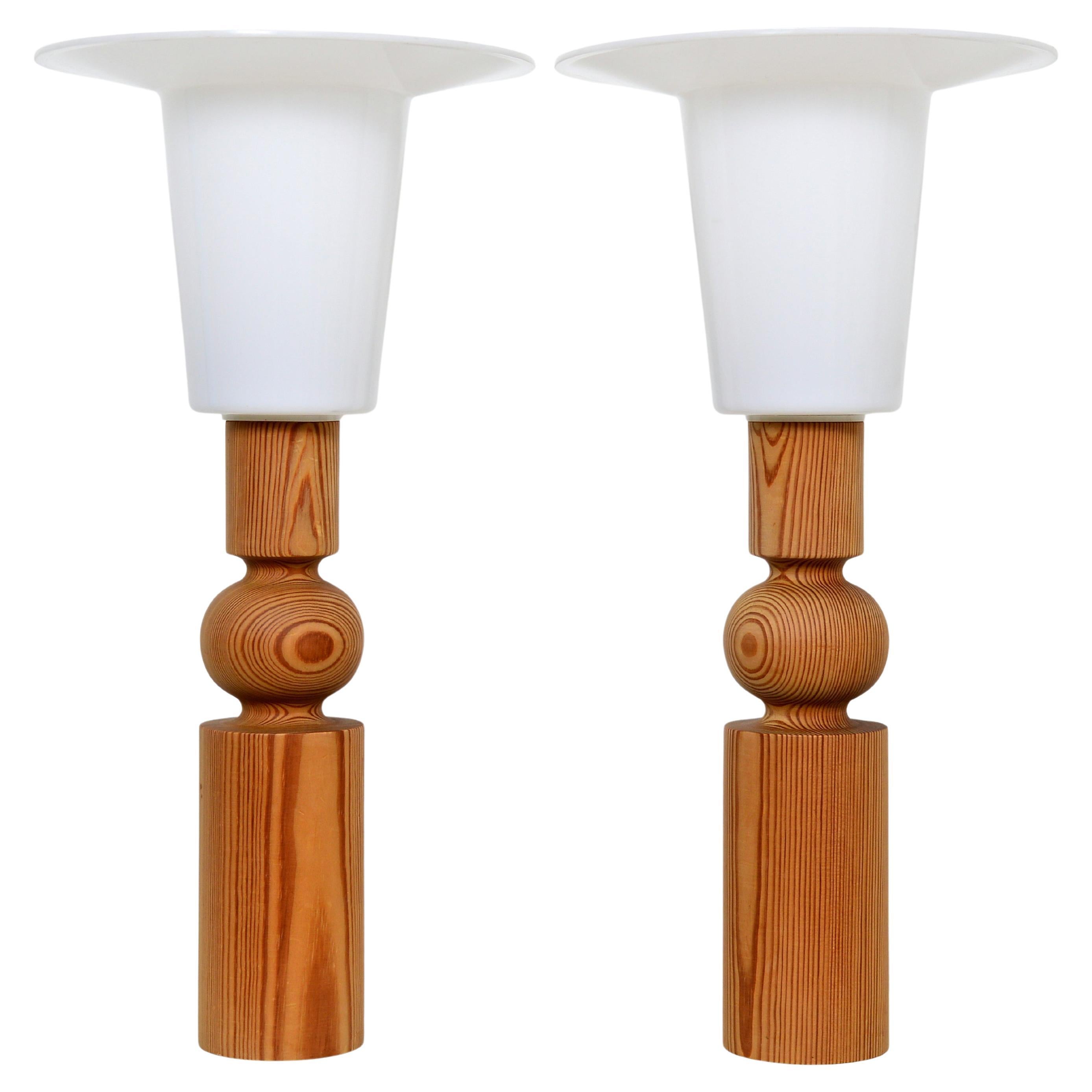 Lampade da tavolo Uno Kristiansson, pino massiccio tornito, Luxus Svezia, anni '60