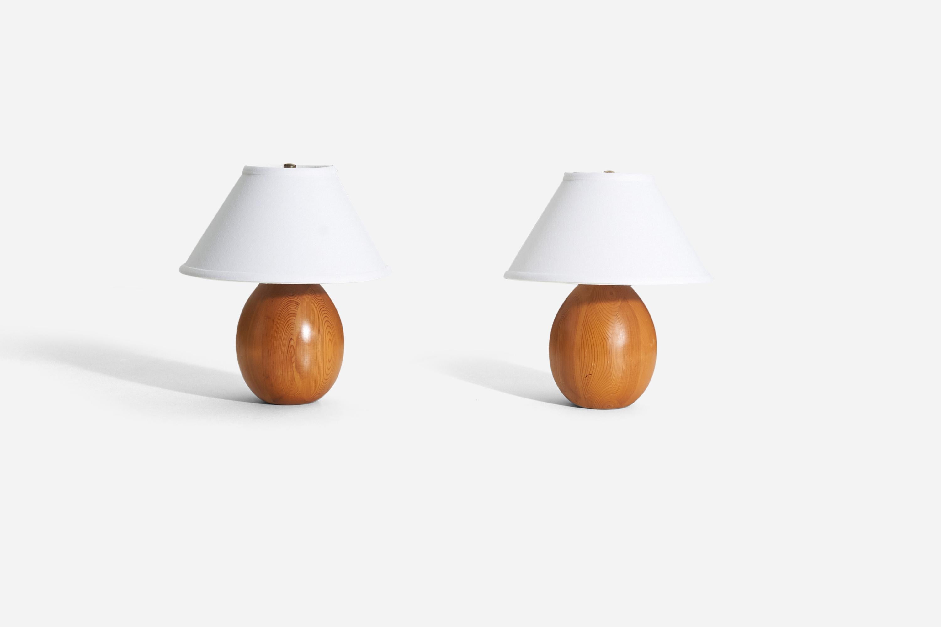 A sculptural solid pine table lamp. Designed by Uno Kristiansson, for Luxus, Sweden, 1970s. Labeled.

Stated dimensions exclude lampshade, height includes socket. 

Dimensions with shade: height is 12 inches, width is 10.25 inches.
Dimensions