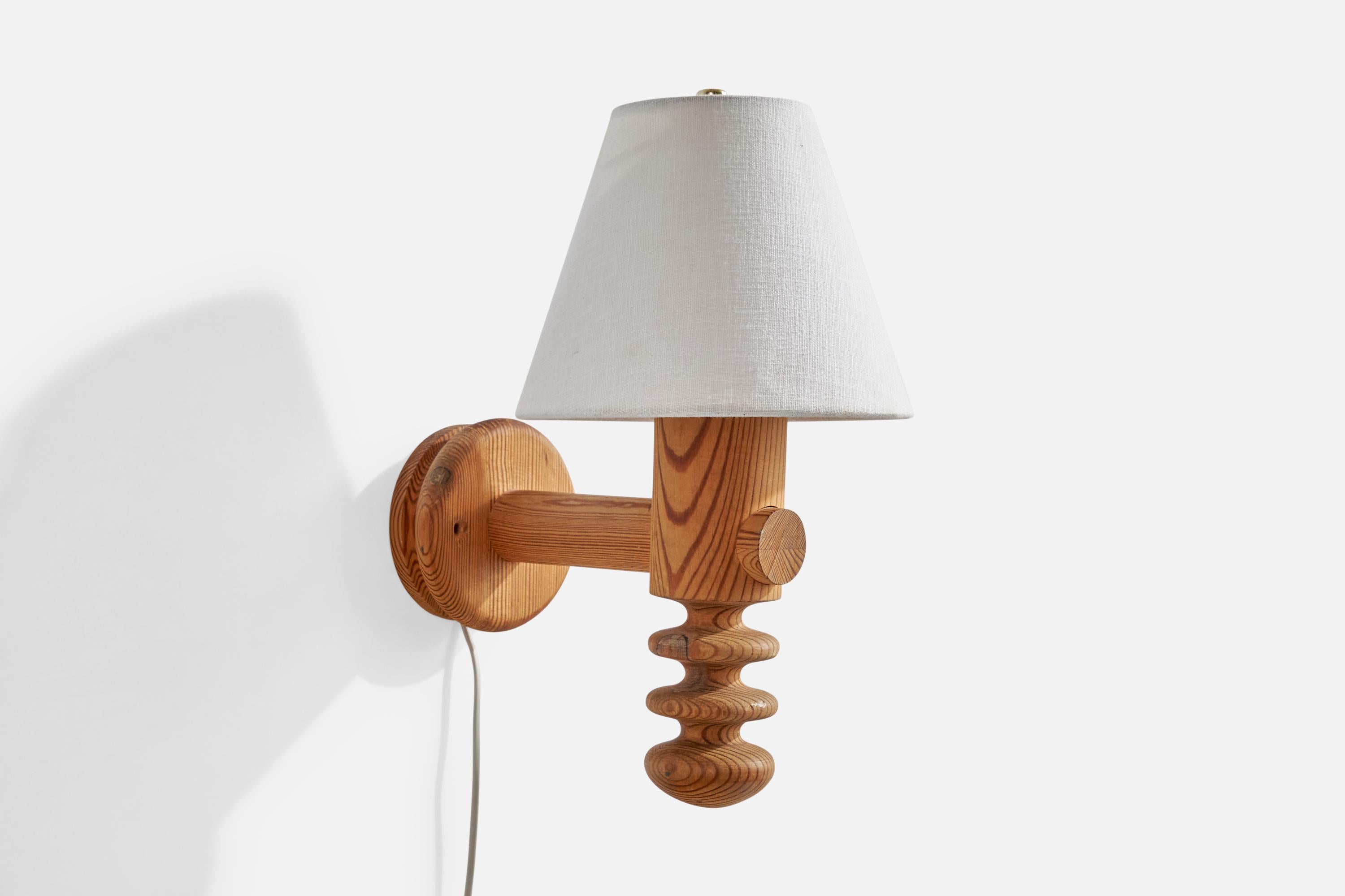 Aplique de pino y tela blanca diseñado por Uno y Östen Kristiansson y producido por Luxus, Suecia, c. 1970.

Dimensiones totales (pulgadas): 14