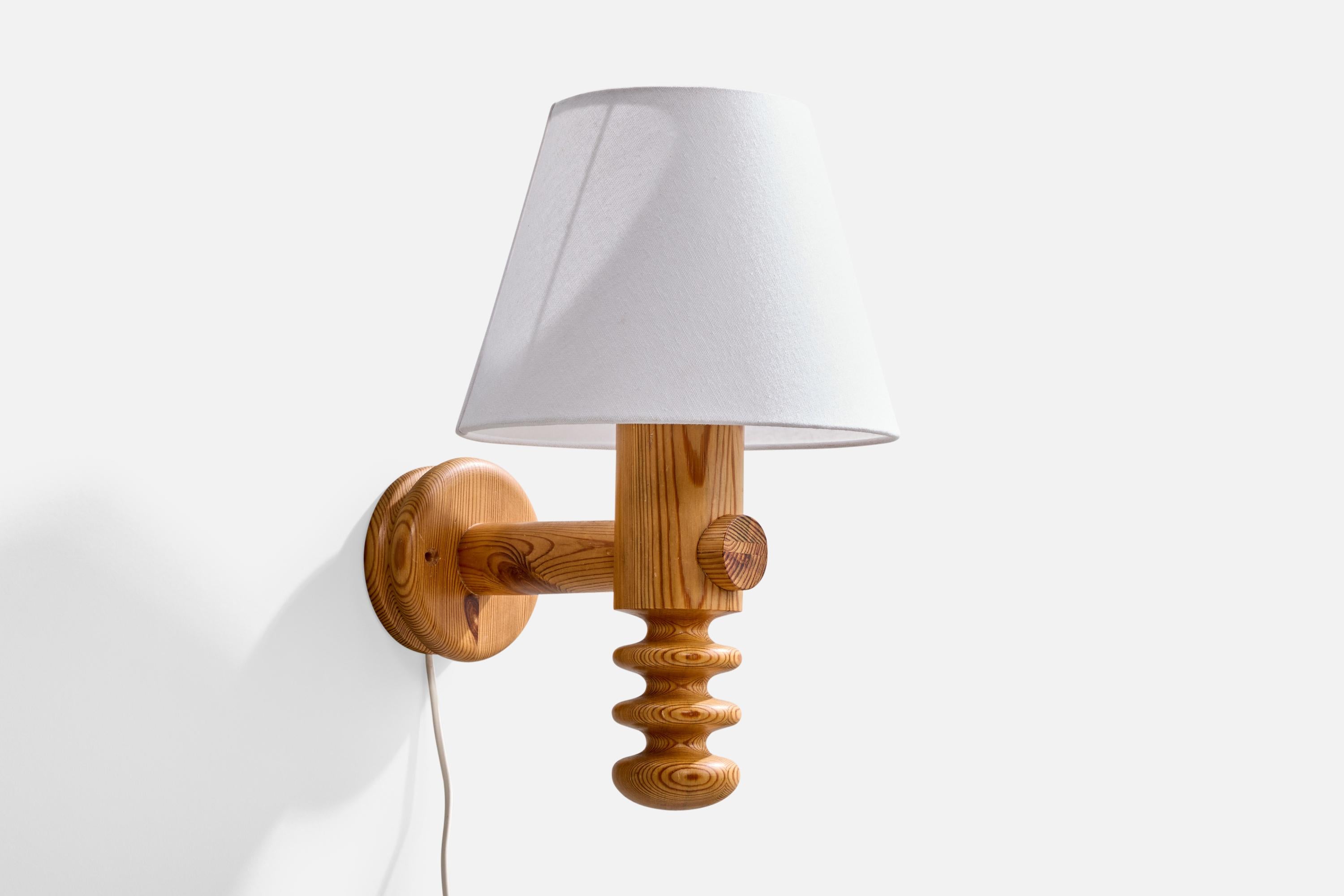 Aplique de pino y tela blanca diseñado por Uno y Östen Kristiansson y producido por Luxus, Suecia, c. 1970.

Dimensiones totales (en pulgadas): 15,0 