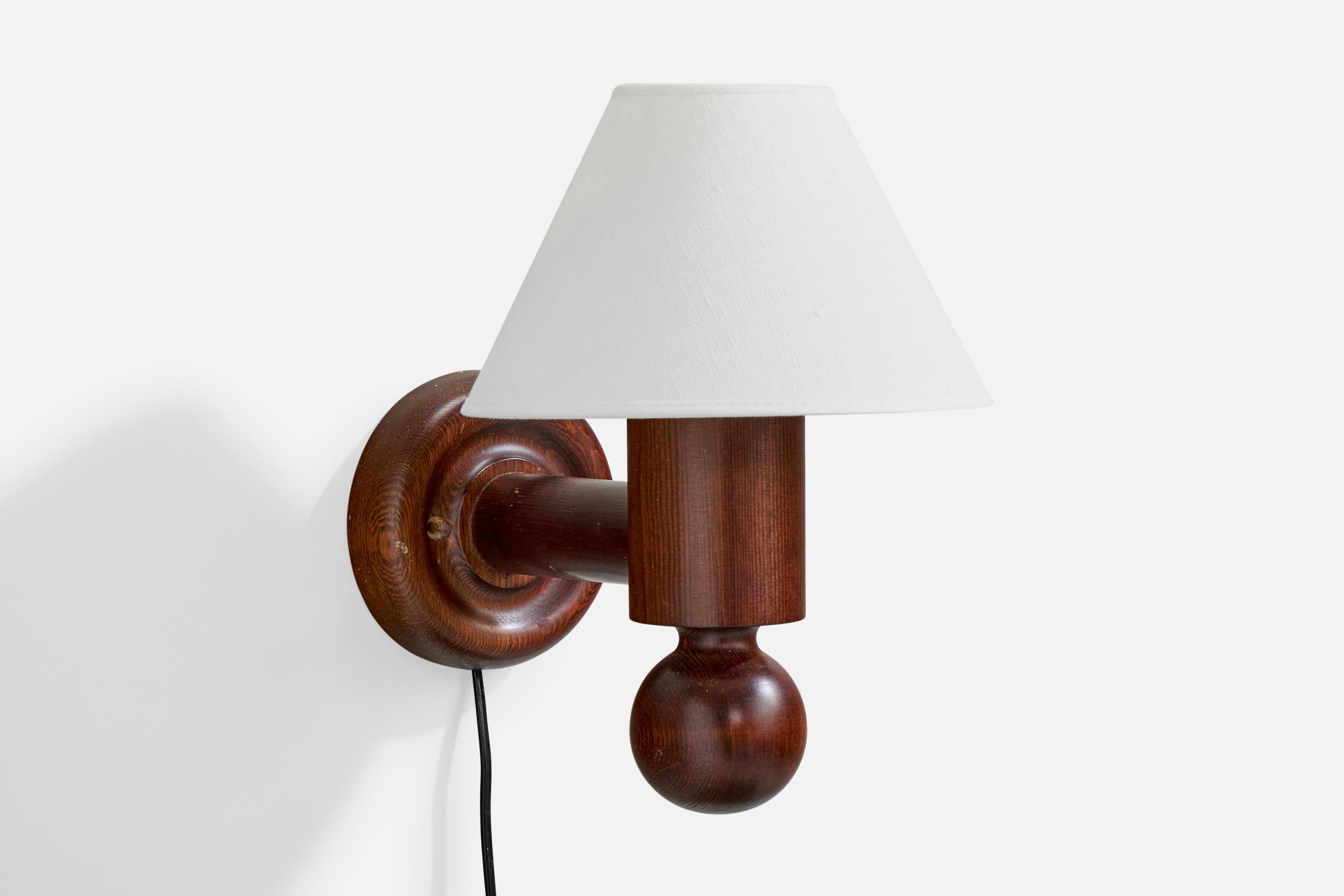 Aplique de pino teñido de oscuro diseñado por Uno y Östen Kristiansson y producido por Luxus, Suecia, c. 1970.

Desgaste propio de la edad y el uso

Dimensiones totales (pulgadas): 11,0 