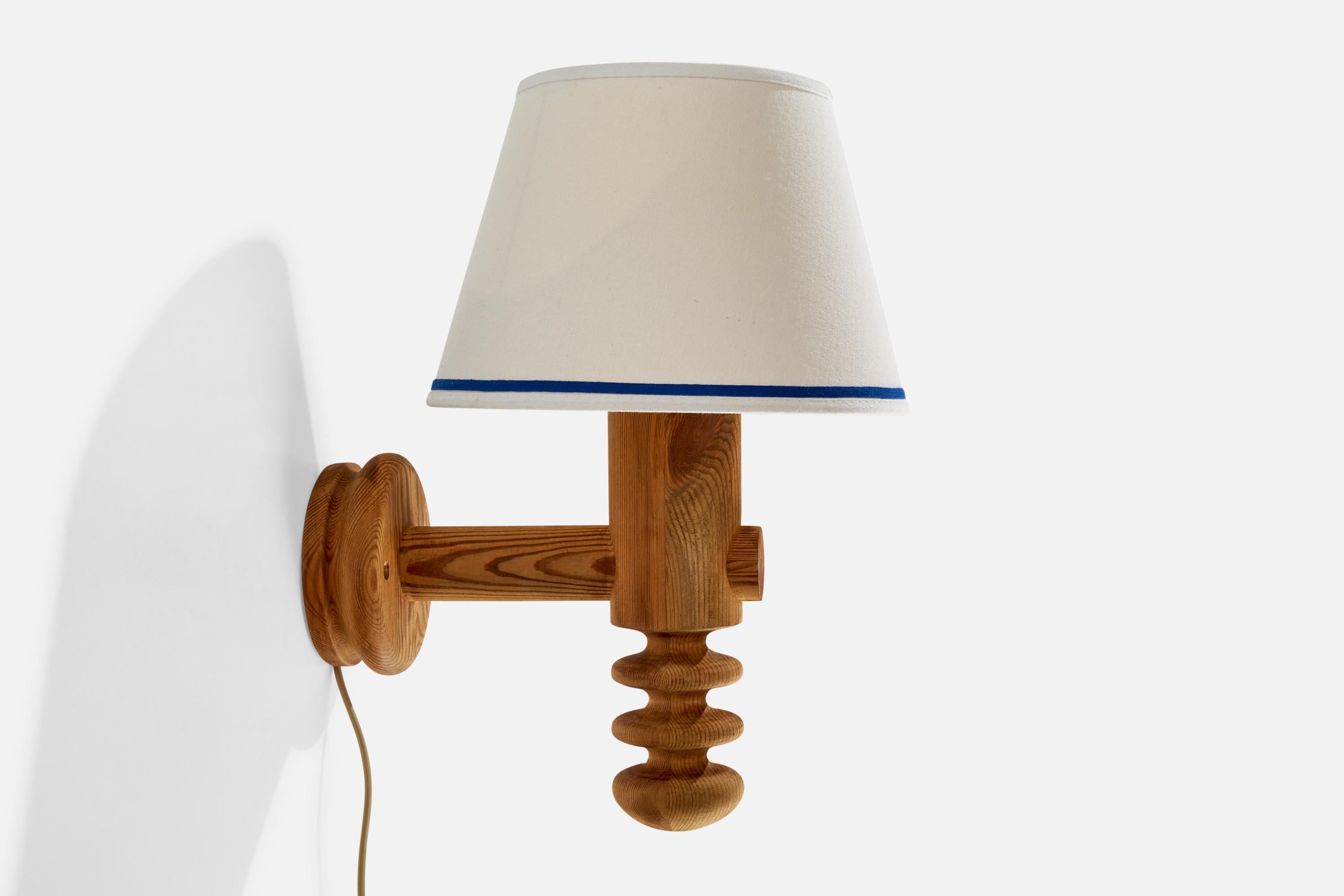 Uno Kristiansson, Wall Light, Pine, Fabric, Sweden, 1970s In Good Condition For Sale In High Point, NC