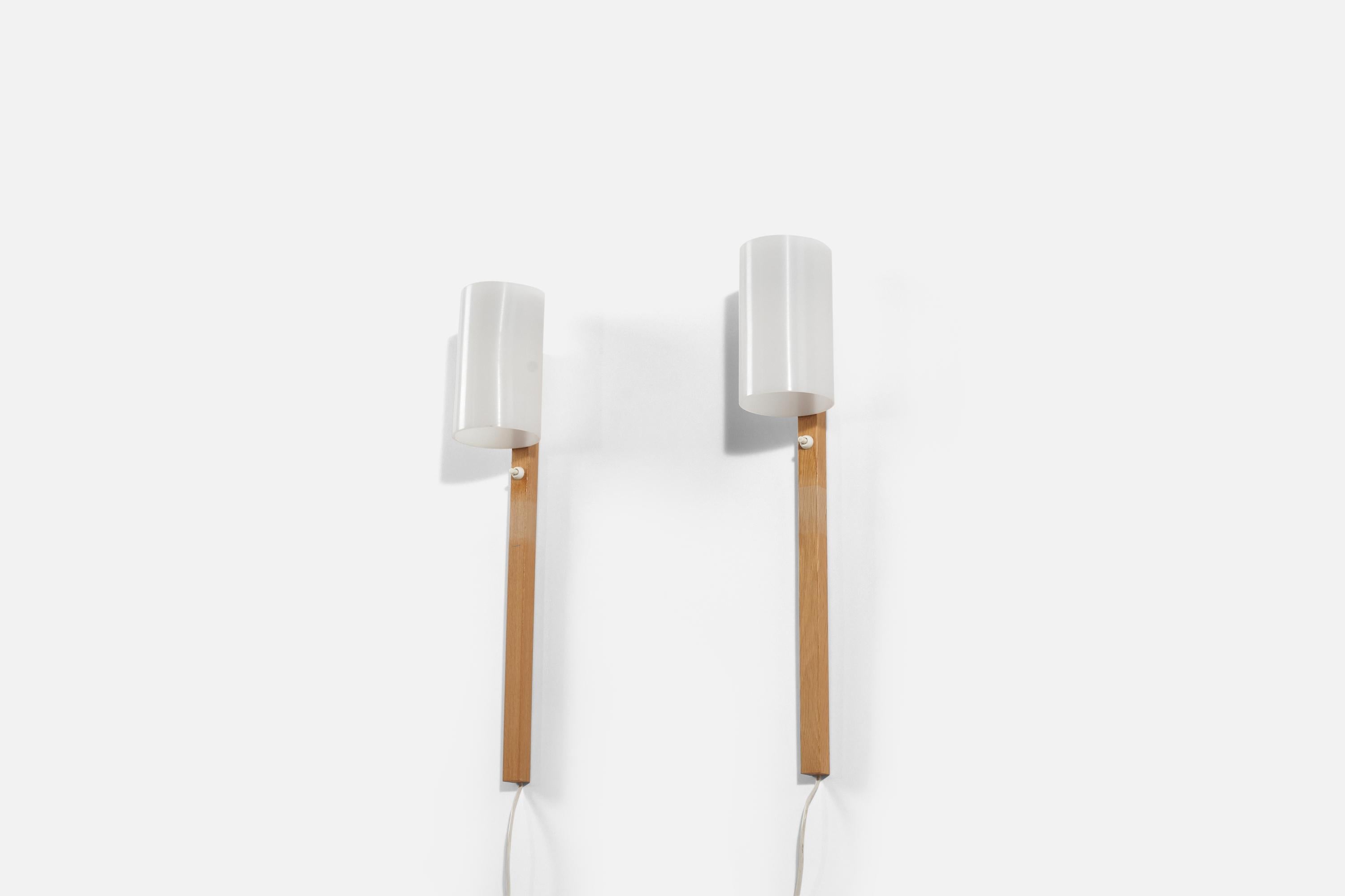 Mid-Century Modern Uno Kristiansson, Wall Lights, Acrylic, Oak, Sweden, 1960s For Sale