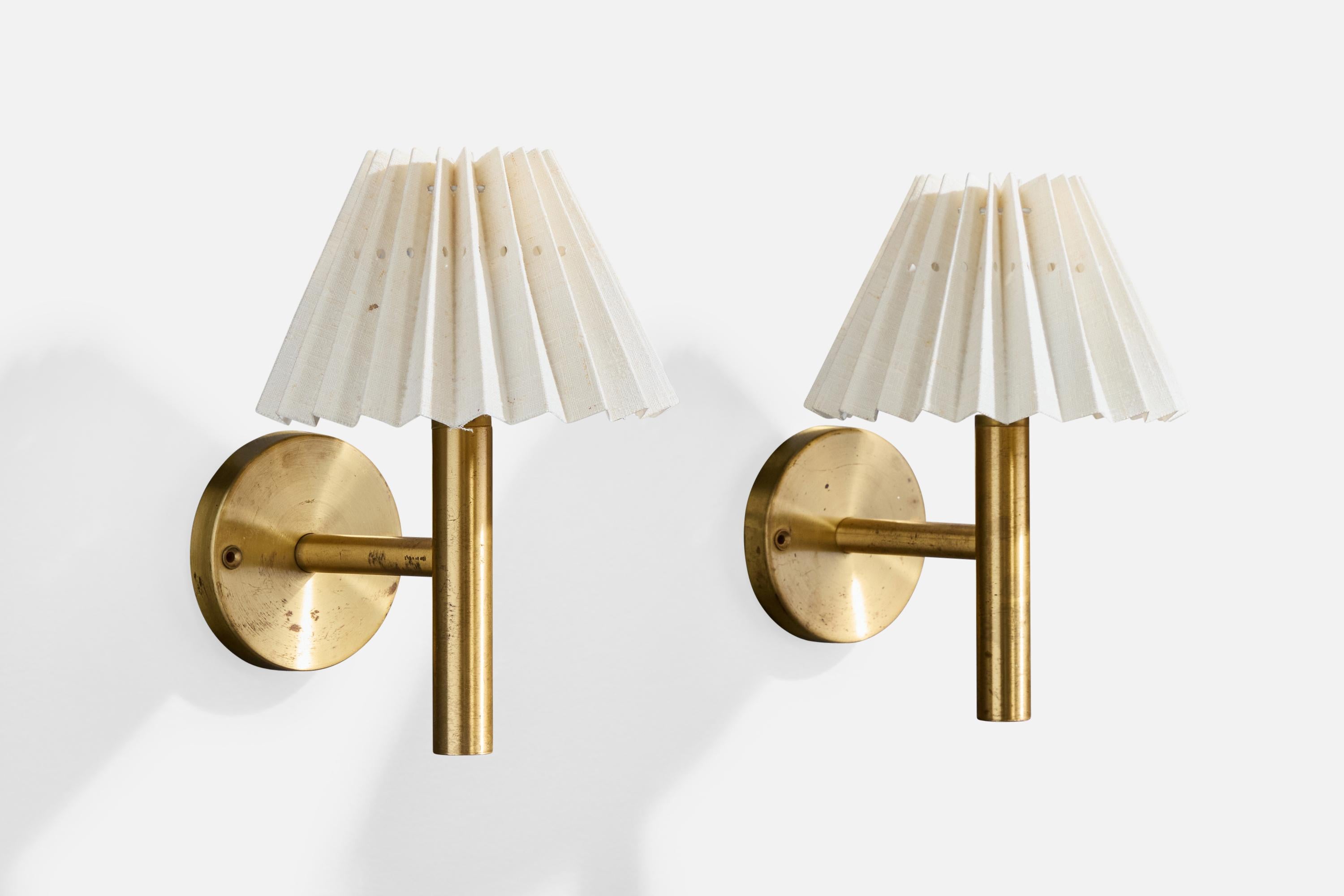 Paire d'appliques en laiton et tissu blanc conçues par Design-Light et Östen Kristiansson et produites par Luxus, Suède, vers les années 1960.

Dimensions globales (en pouces) : 11,75 