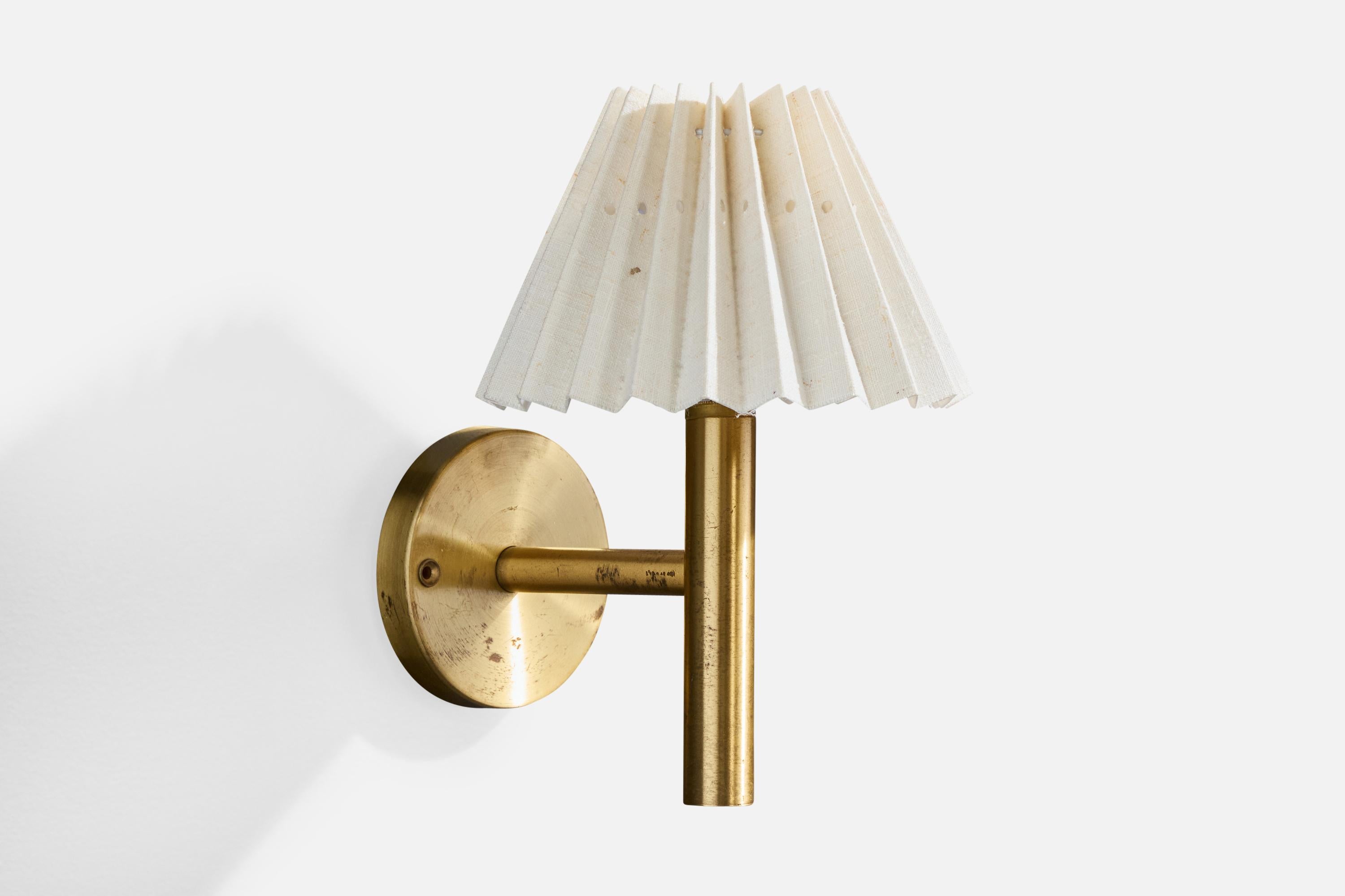 Milieu du XXe siècle Uno Kristiansson, appliques, laiton, tissu, Suède, années 1960 en vente