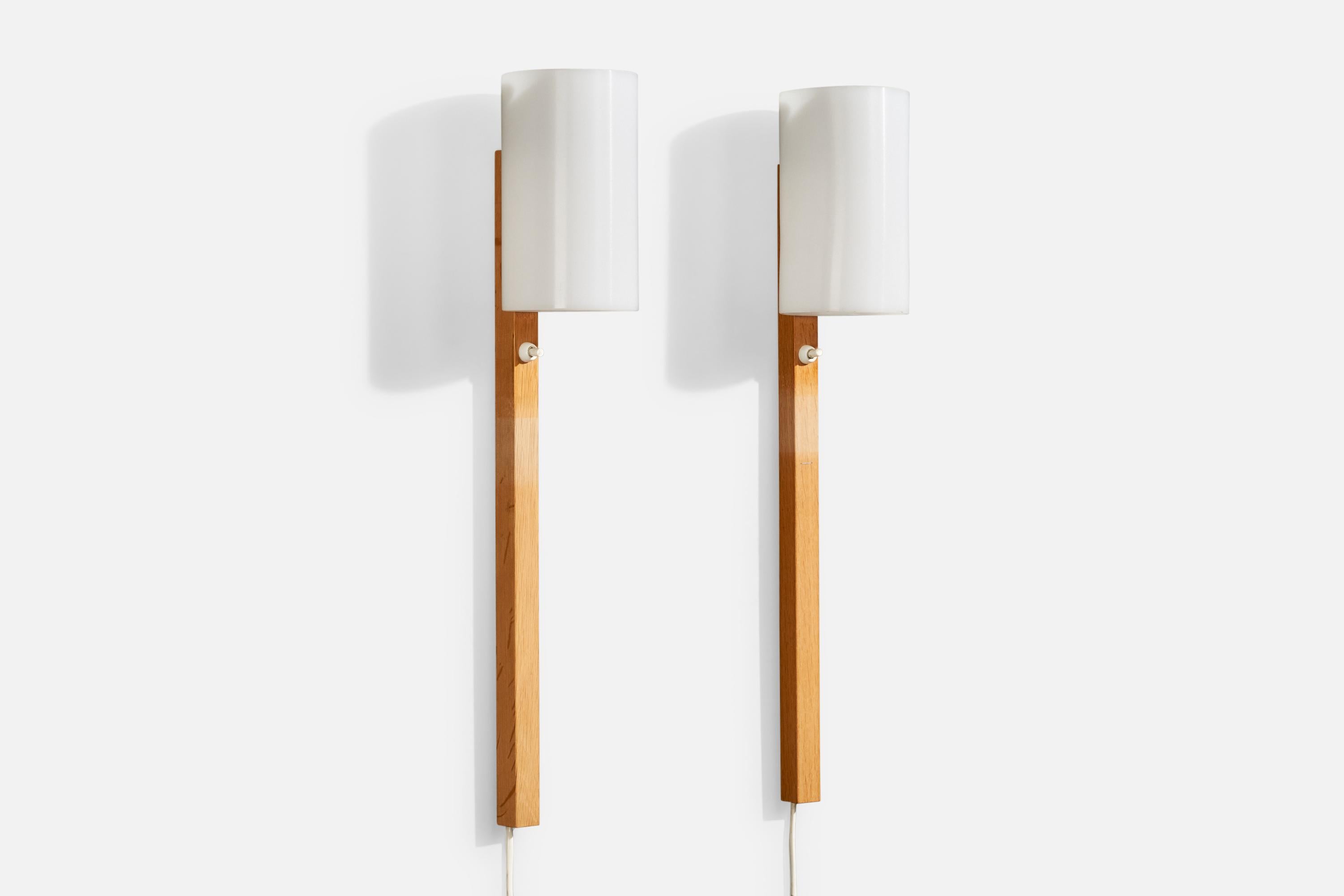 Pareja de apliques de roble, acrílico y latón diseñados por Uno & Östen Kristiansson y producidos por Luxus, Suecia, c. 1960.

Dimensiones totales (pulgadas): 21,75