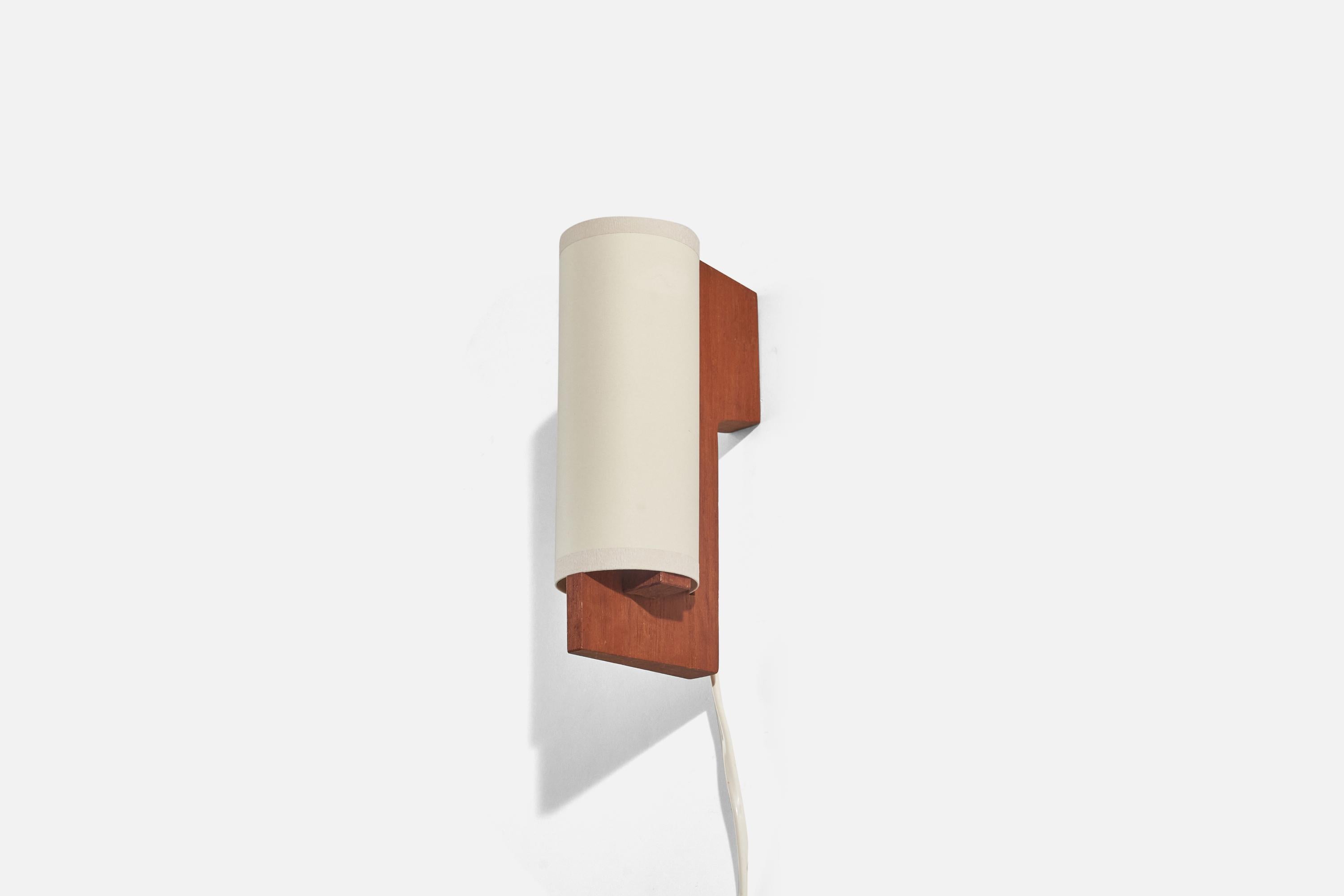 A pair of oak and acrylic wall lights designed by Uno Kristiansson and produced by Luxus Vittsjö, Sweden, 1960s.
  