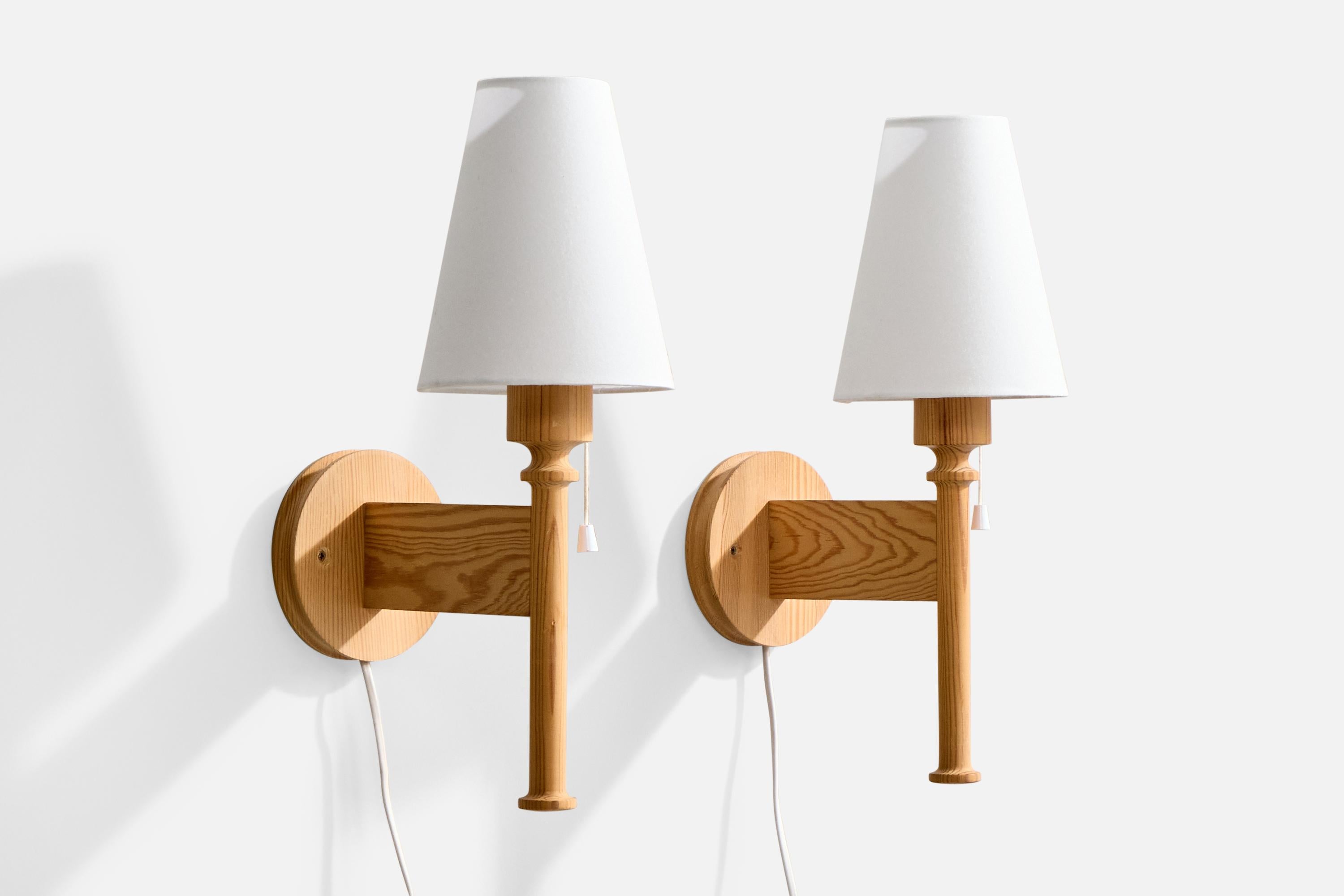 Pareja de apliques de pino y tela blanca diseñados por Uno & Östen Kristiansson y producidos por Luxus, Suecia, c. 1970.

Dimensiones totales (pulgadas): 14,625