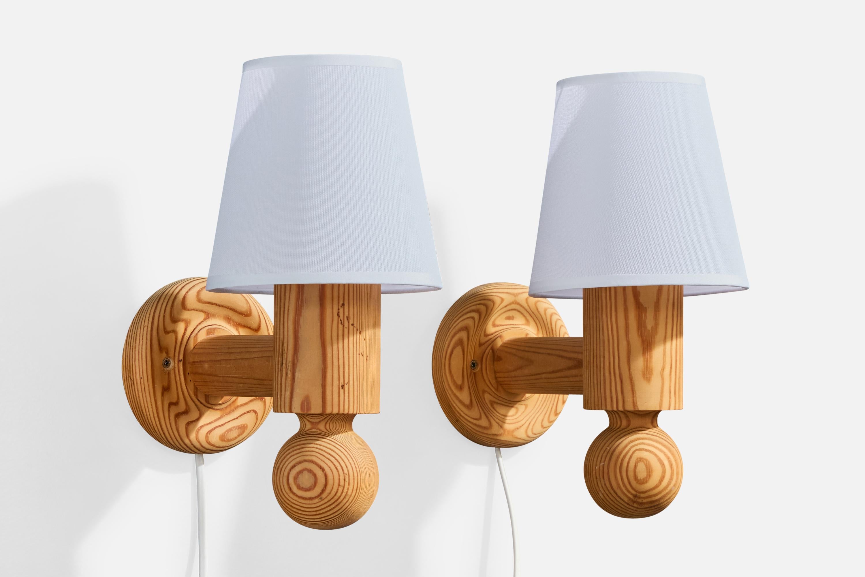 Pareja de apliques de pino y tela blanca diseñados por Uno & Östen Kristiansson y producidos por Luxus, Suecia, c. 1970.

Dimensiones totales (en pulgadas): 12,0 