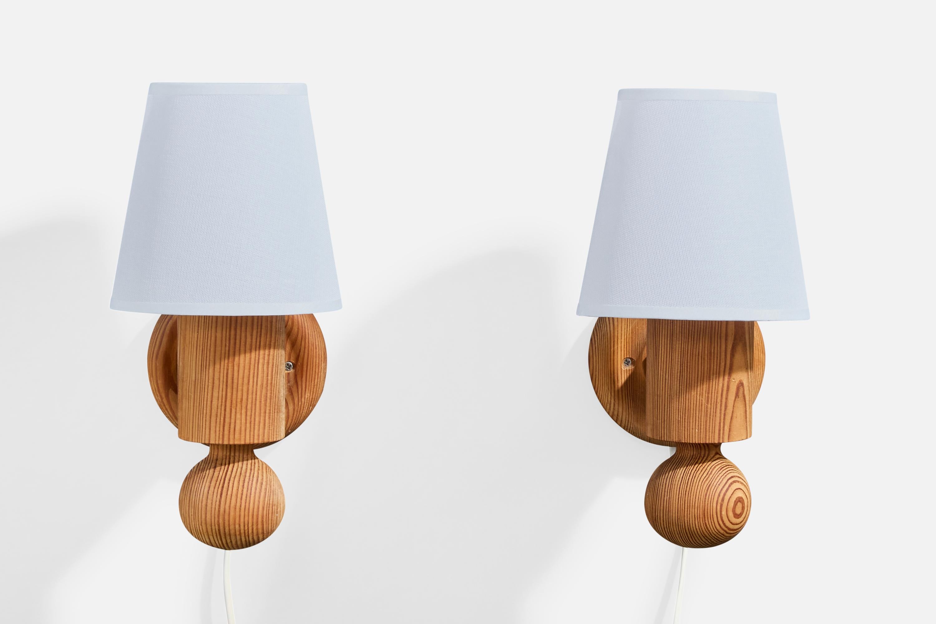 Suédois Uno Kristiansson, appliques murales, pin, tissu, Suède, années 1970 en vente