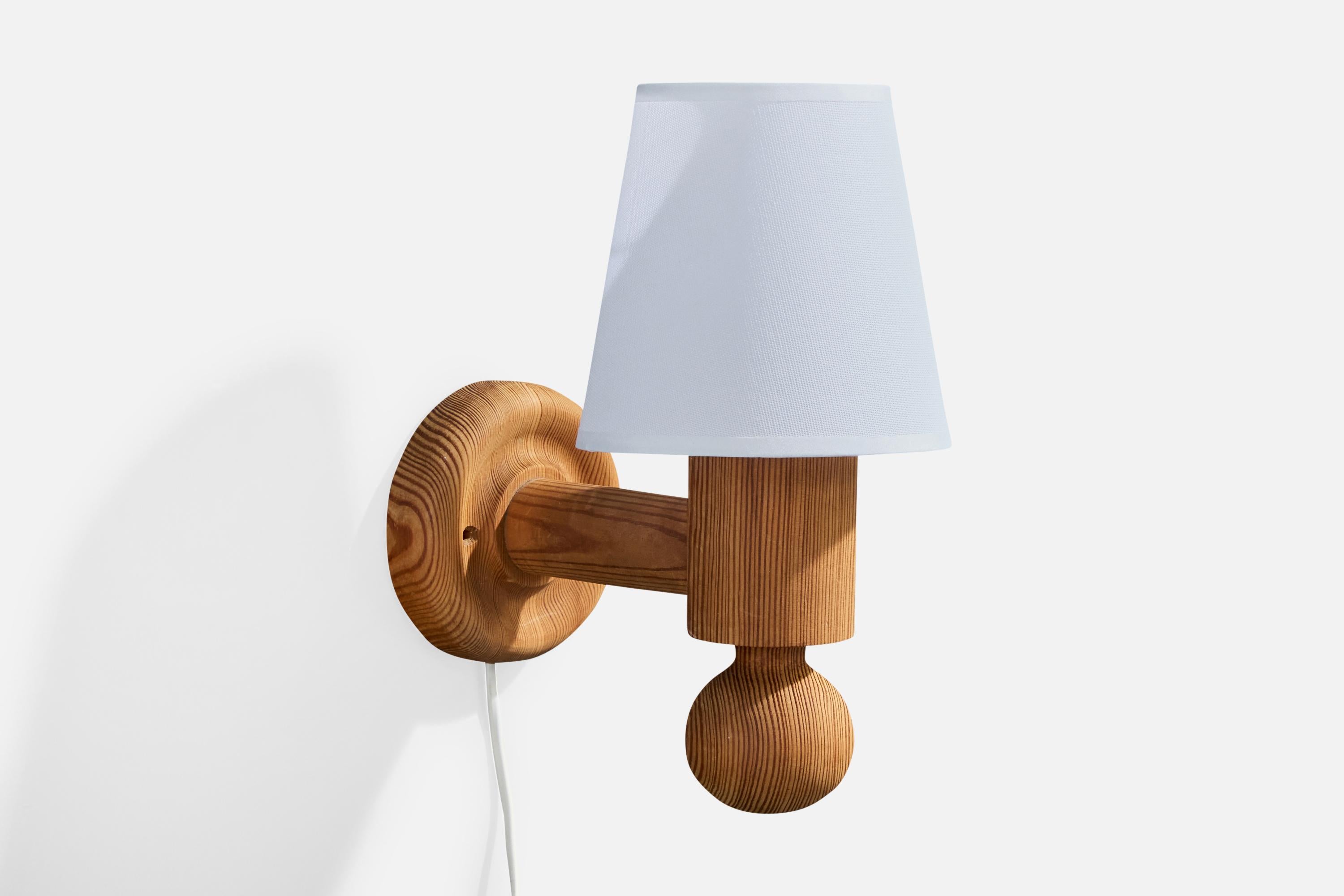 Uno Kristiansson, appliques murales, pin, tissu, Suède, années 1970 Bon état - En vente à High Point, NC