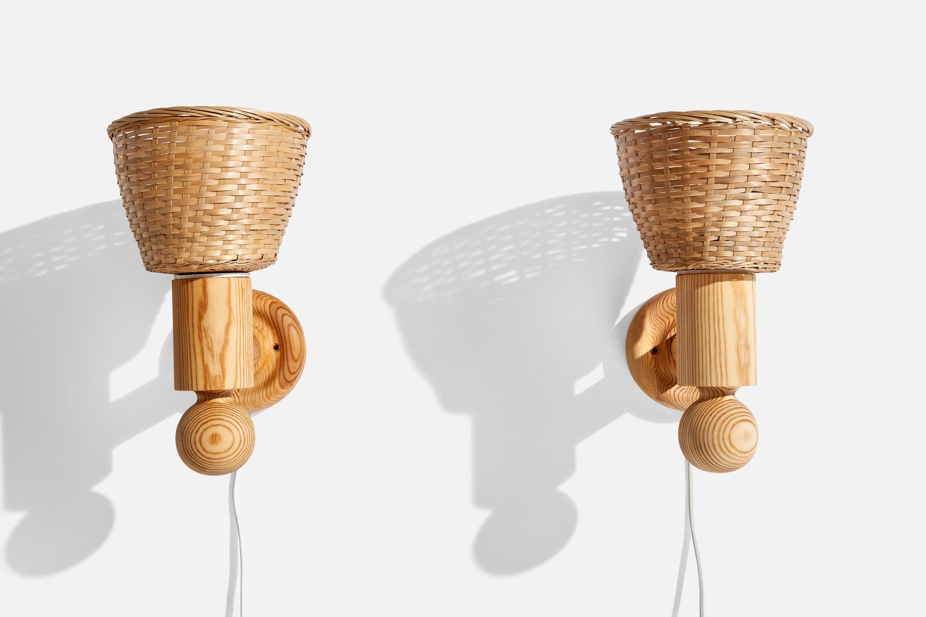 Scandinave moderne Uno Kristiansson, Wall Lights, pin, rotin, Suède, 1970 en vente