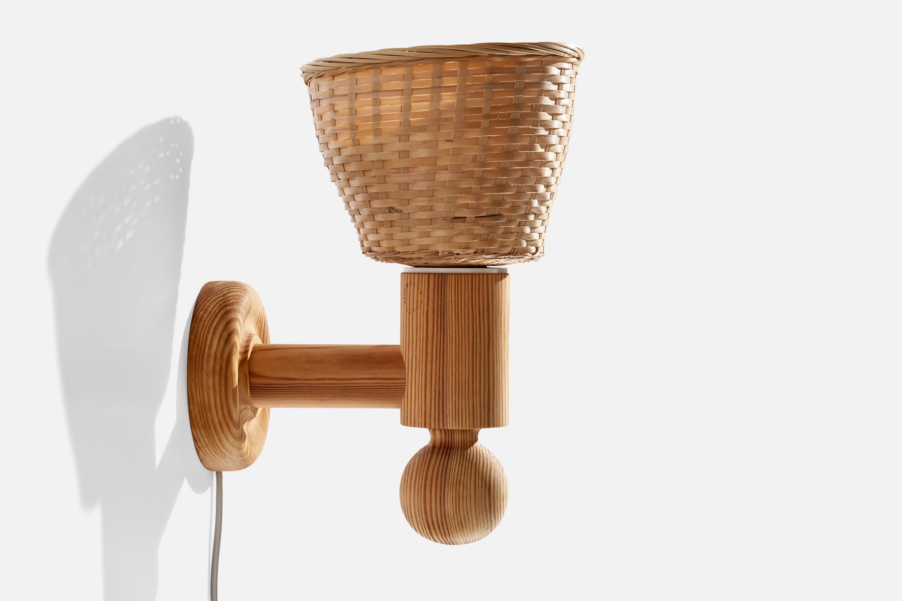 Uno Kristiansson, Wall Lights, pin, rotin, Suède, 1970 Bon état - En vente à High Point, NC