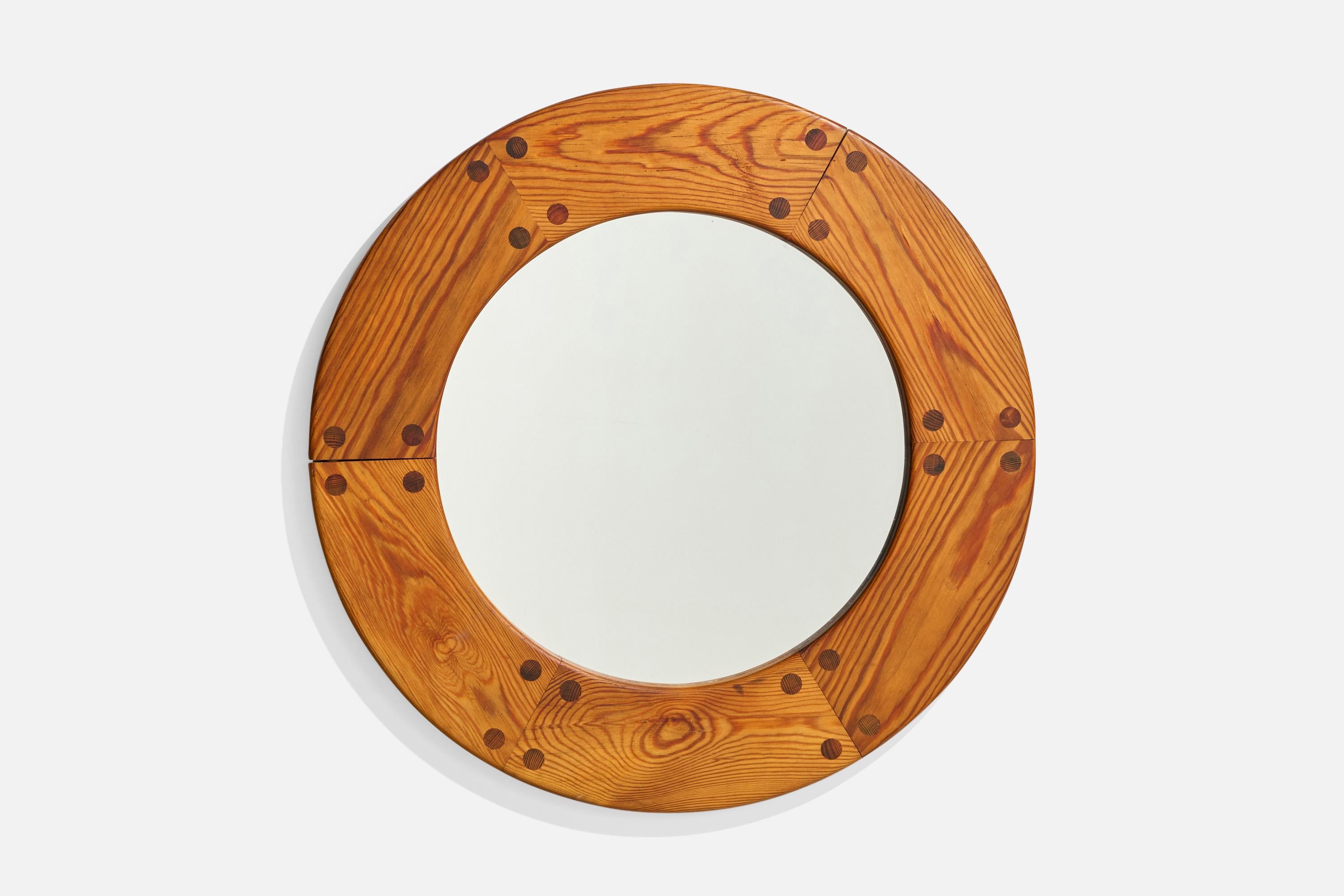 Miroir mural en pin conçu par Uno & Östen Kristiansson et produit par Luxus, Suède, années 1960. 

Dimensions : 25,5