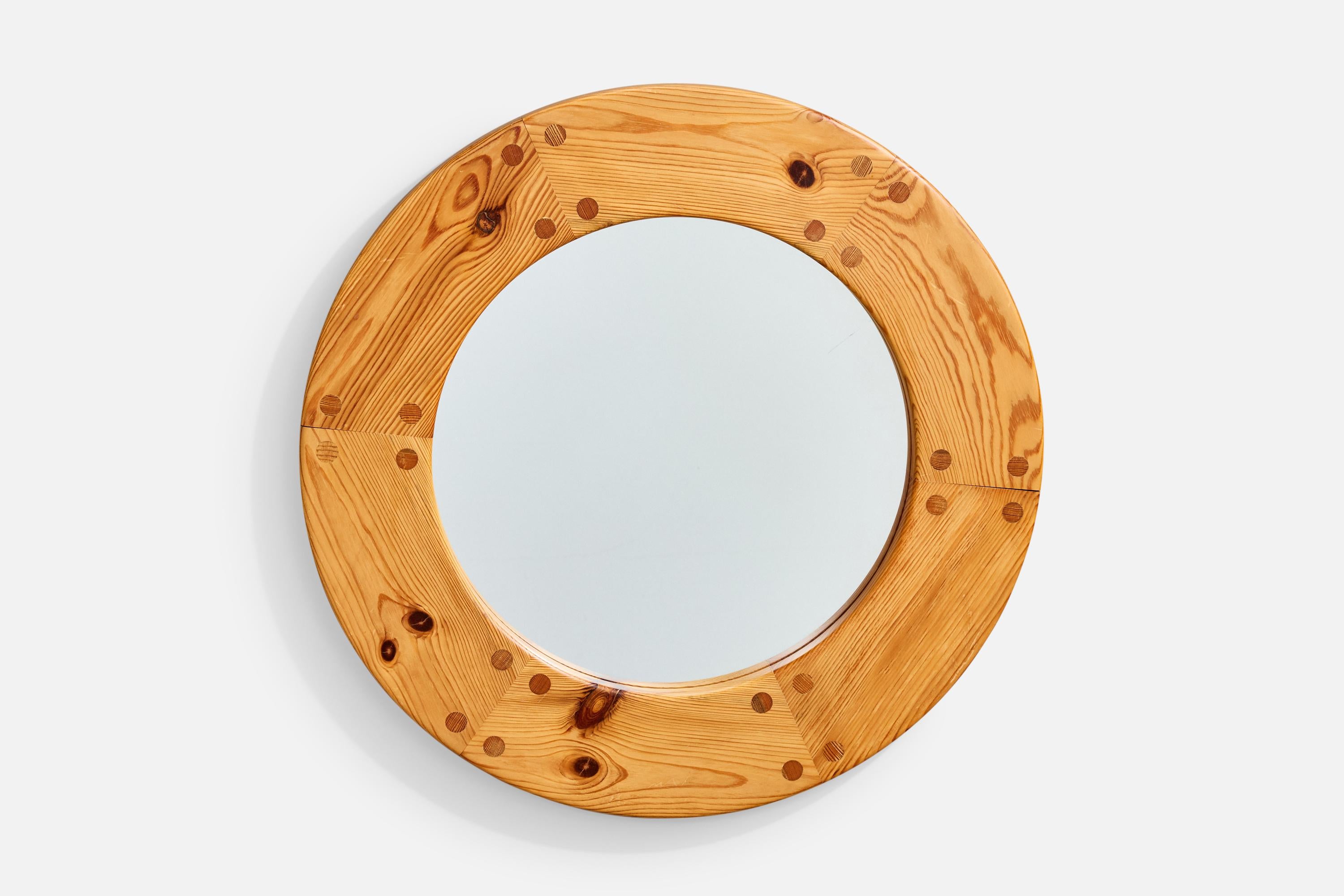 Miroir mural en pin conçu par Design/One et Östen Kristiansson et produit par Luxus, Suède, vers les années 1970.

Usure correspondant à l'âge et à l'usage.

Dimensions globales (pouces) : 25.75 