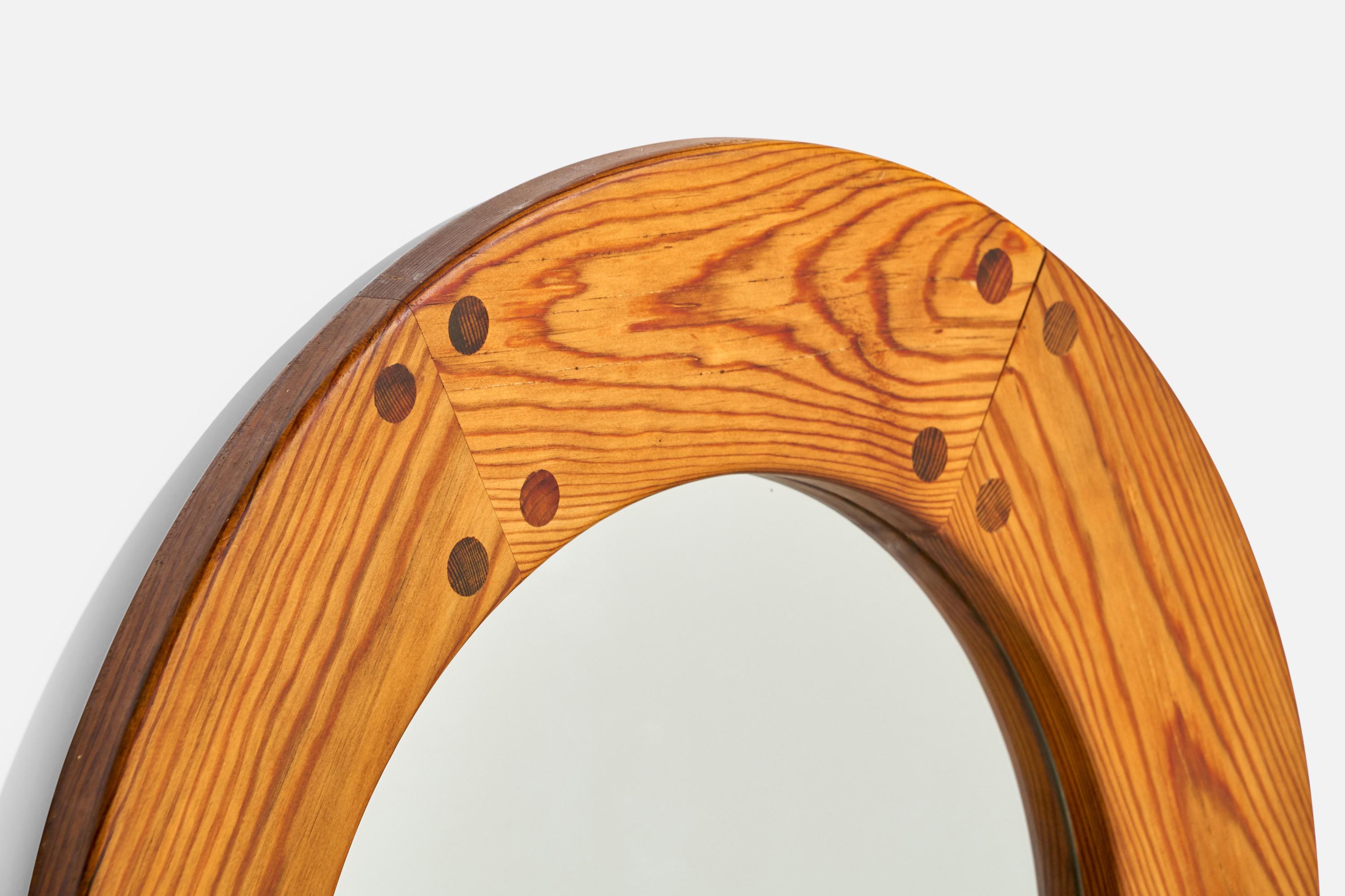 Uno Kristiansson, miroir mural en pin, Suède, années 1970 Bon état - En vente à High Point, NC