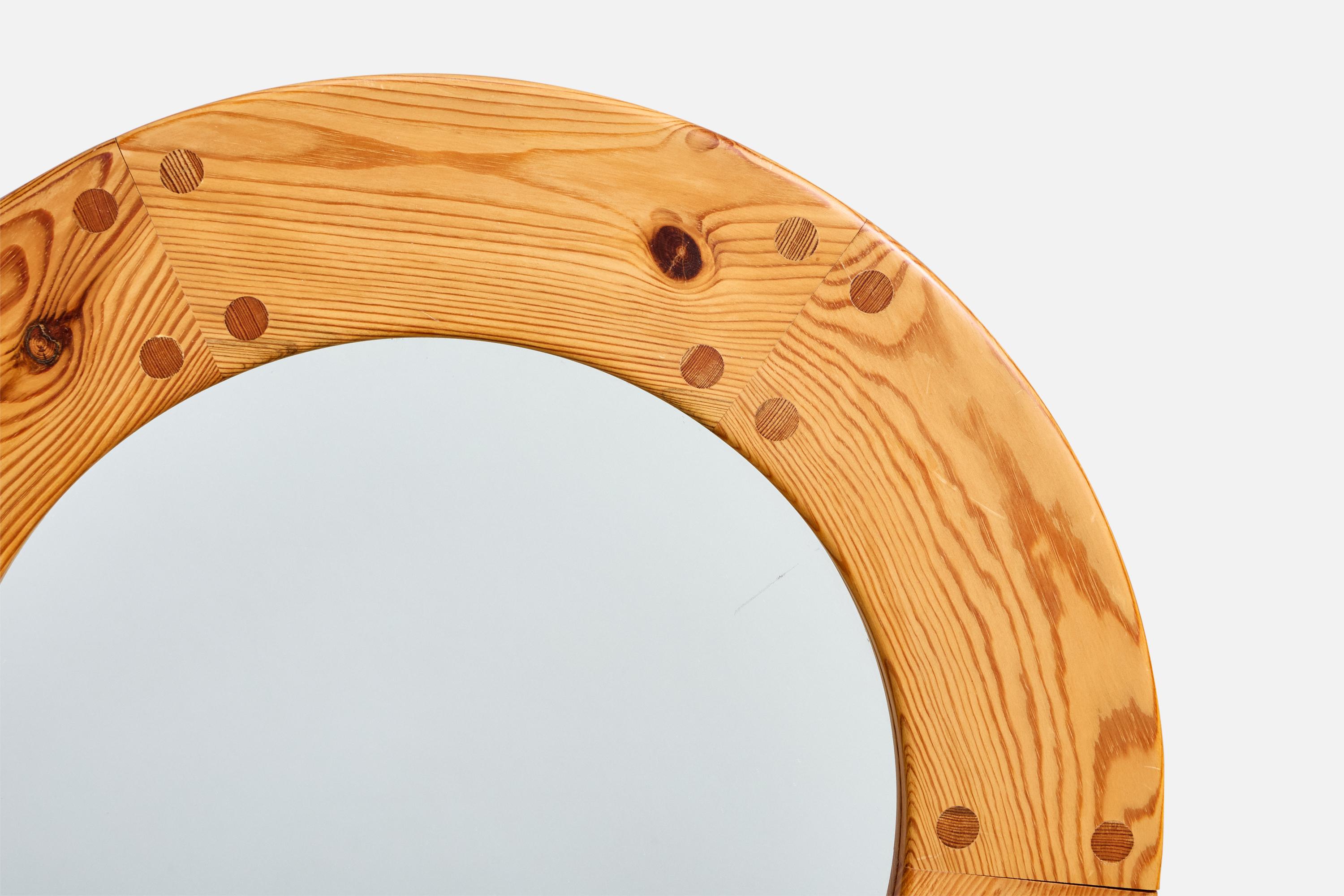 Uno Kristiansson, miroir mural en pin, Suède, années 1970 Bon état - En vente à High Point, NC