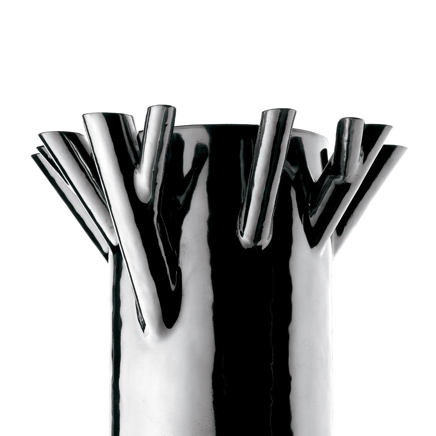 A solid log marked by a series of small branches, this vase is part of the Tredicivasi Collection (thirteen vases in English) designed by Mario Botta and crafted by Alfredo Marinoni. Versatile and unique at the same time, it allows for magnificent