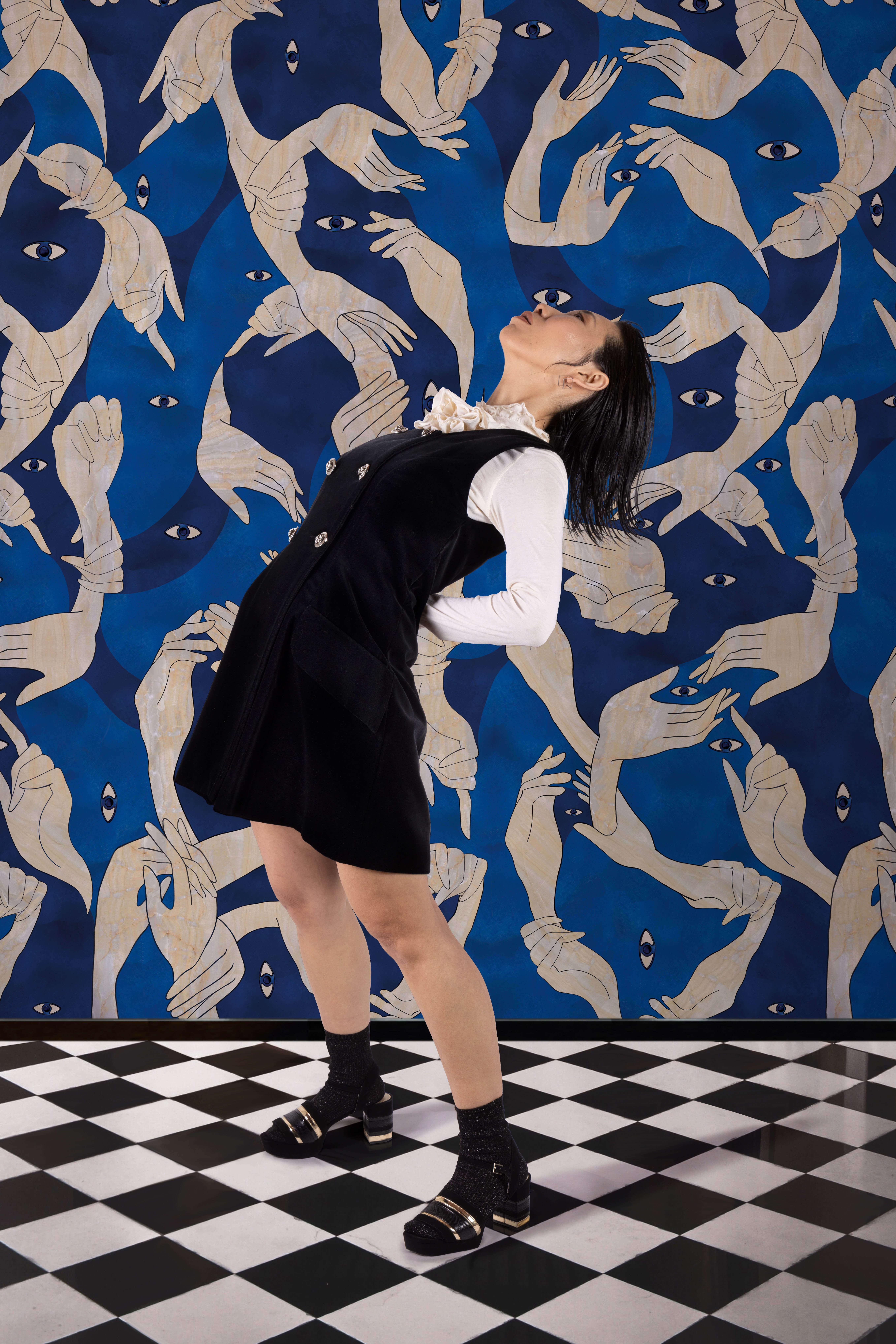 Sfondo: Blu scuro, blu chiaro
Soggetti: Onice beige
Designer: Marika Tardio
Disegnato a mano in Digital Art
Prodotto in: Italia

Pacchetto di campioni: Formato A5

***
Informazioni sul design:

Una miriade di mani si intrecciano, dando vita a un