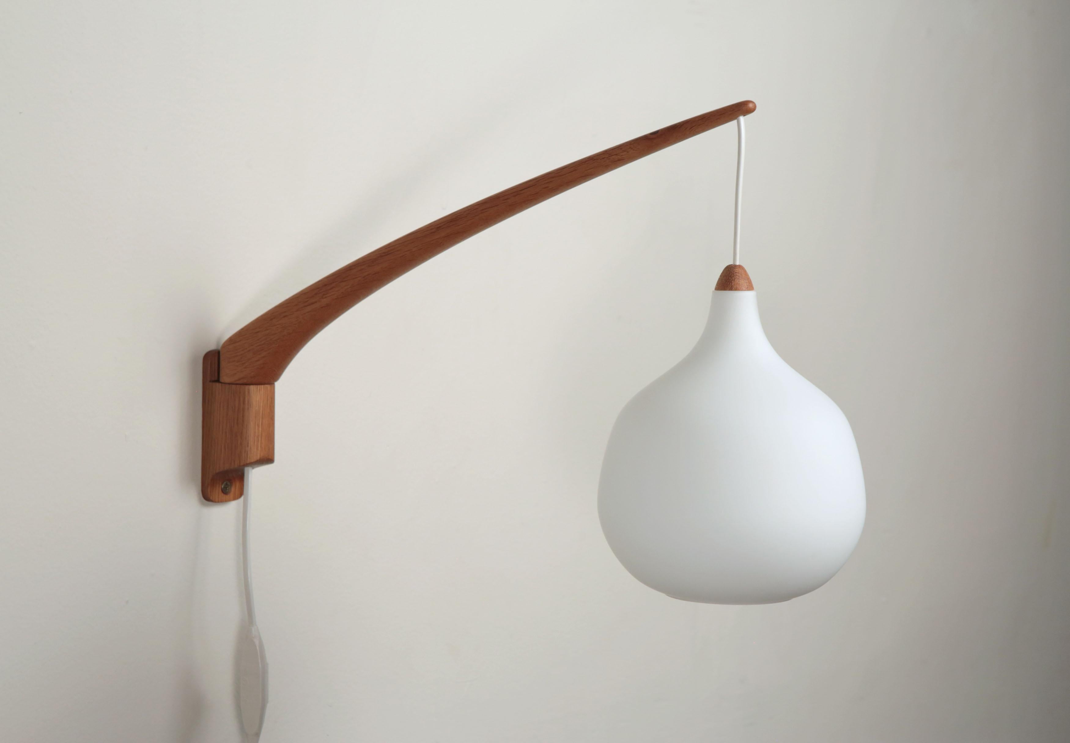 Uno & Östen Kristiansson adjustable oak wall lamp model 705 Luxus, Sweden, 1950s

These Scandinavian Modern wall lamps are designed by the much sought after Uno & Östen Kristiansson and manufactured by Luxus Sweden in the 1950s. 

Made of oak