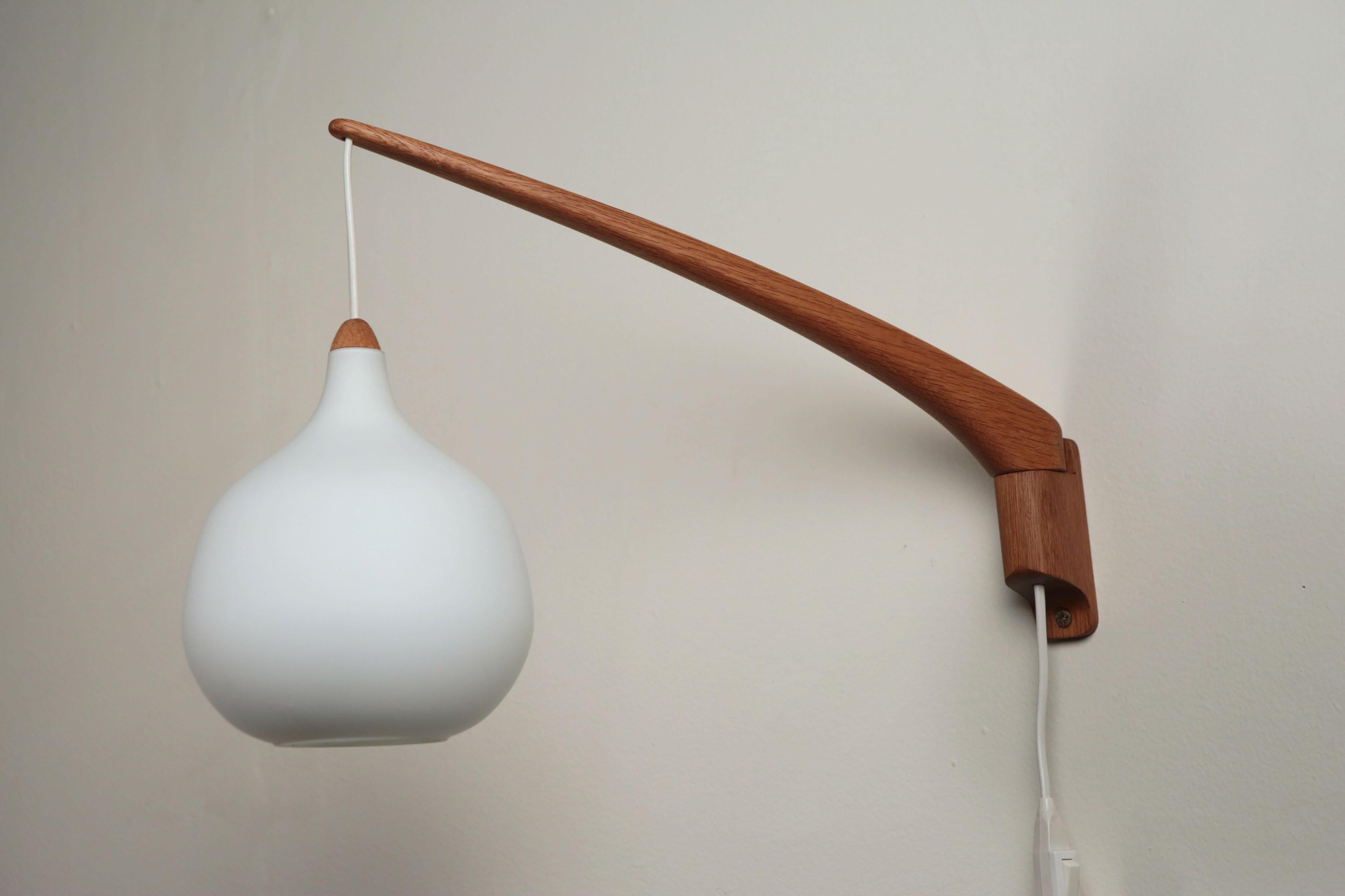 Uno & Östen Kristiansson Adjustable Oak Wall Lamp Model 705 Luxus, Sweden, 1950s In Good Condition In Los Angeles, CA