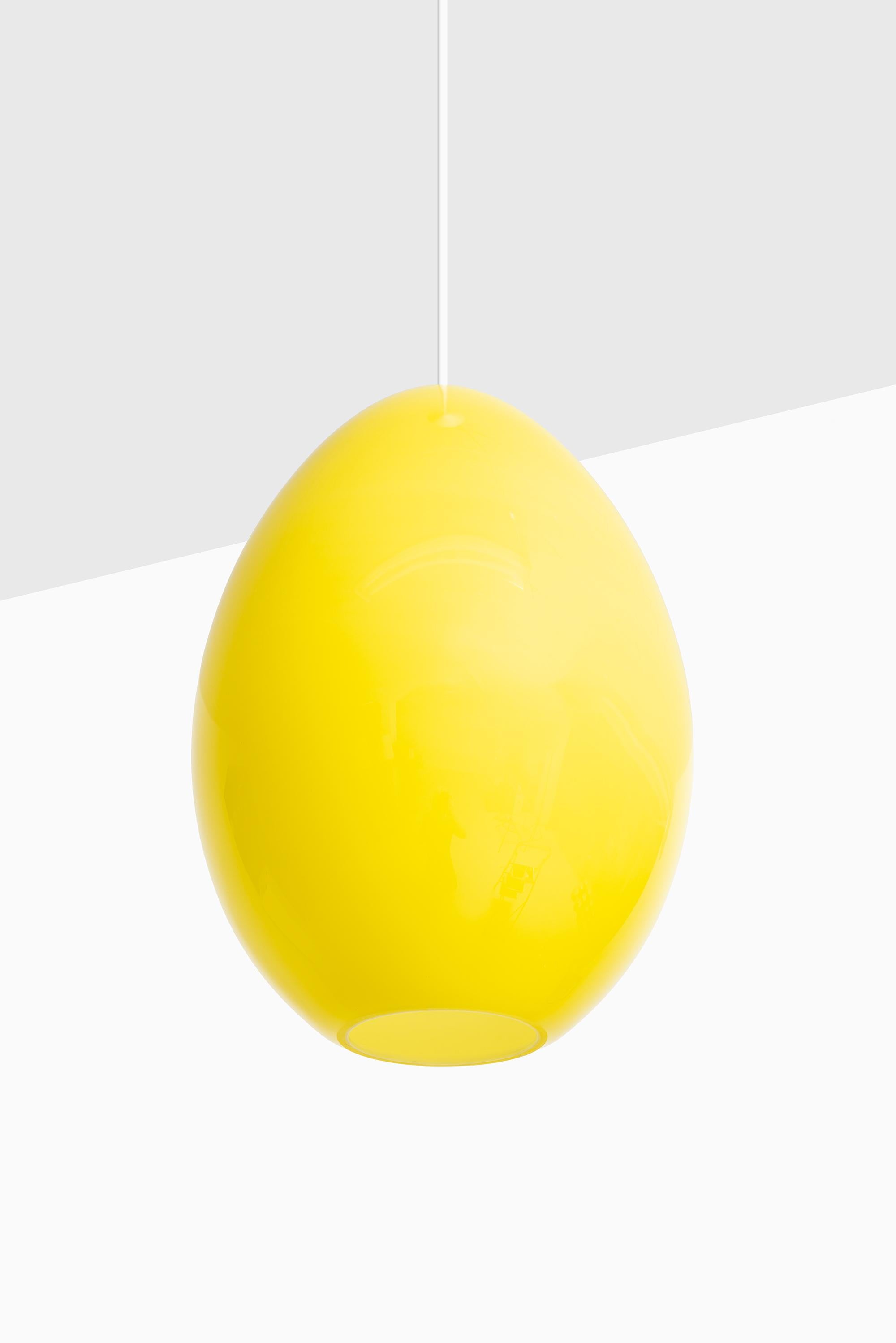 Plafonnier conçu par Uno & Östen Kristiansson. Produit par Luxus à Vittsjö, Suède.