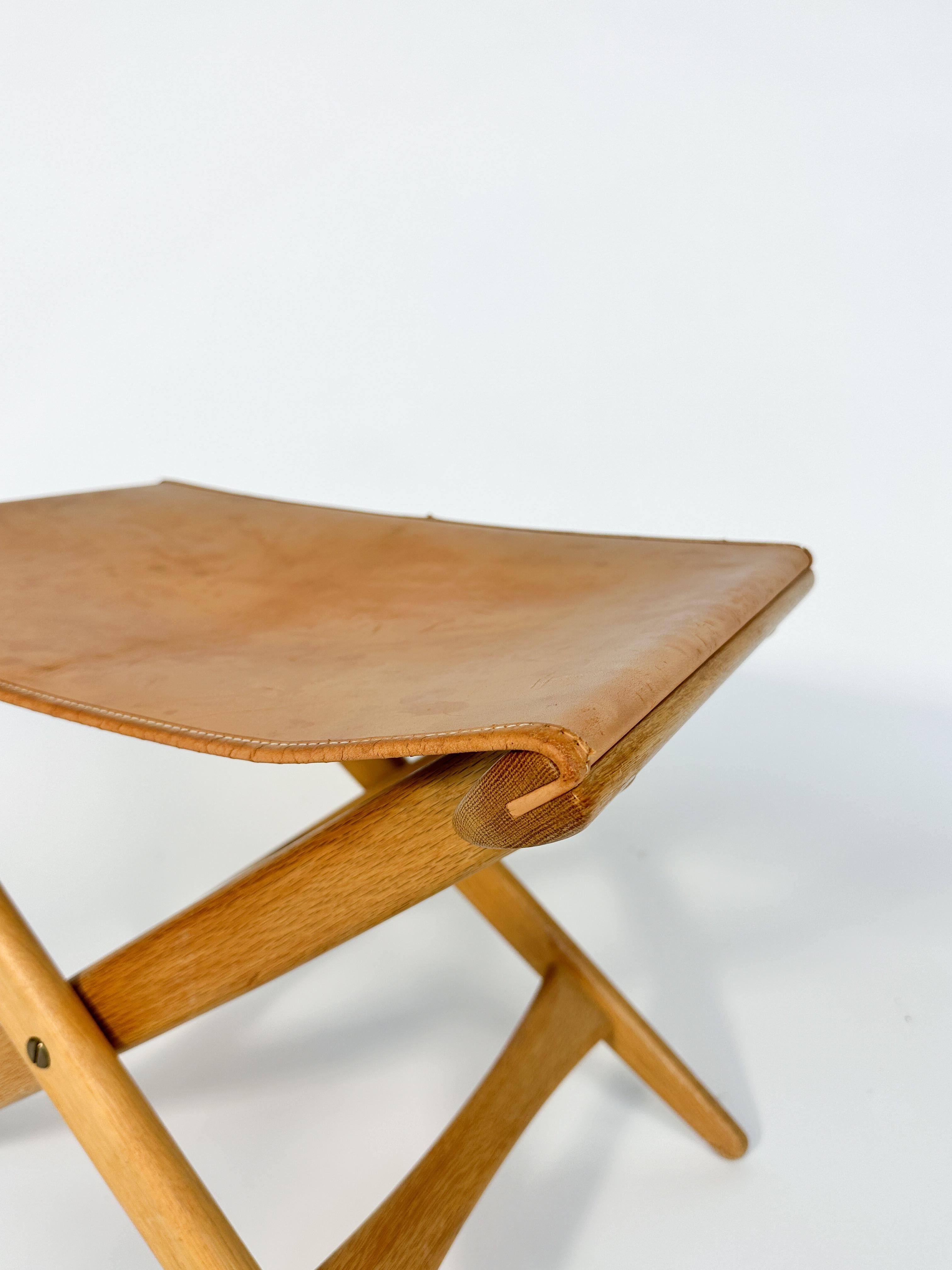 Uno & Östen Kristiansson Folding Stool Oak & Leather Luxus Vittsjö Sweden 1950s In Good Condition In Basel, BS